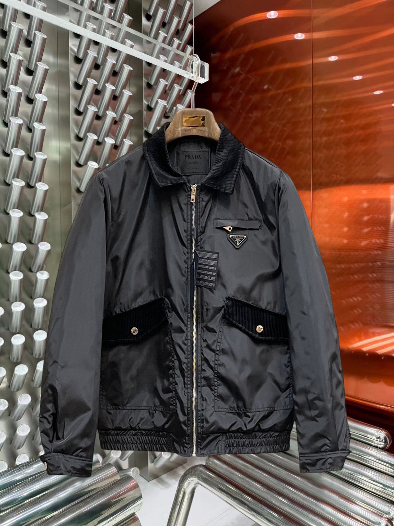 NO:644794,Prada's new 2025ss winter down jacket with all three standards is in perfect condition. It's comfortable and warm, and the color is full and attractive. The design is very outstanding, and it can easily enhance the sense of fashion. The workmanship is extremely sophisticated and rigorous, and the wiring is neat and meticulous!  A masterpiece from a famous designer!  The upper body does not look bloated and is super handsome!  Available sizes M ~ XXXL,,prada,jackets & coats,down jacket,alexander wang19860909普拉达 三标齐全 2025ss冬季新款羽绒棉服外套,秀场新品品相非常完美,舒适保暖,色泽饱满诱人,非常出彩的设计,轻松将时髦感进阶,做工极为考究严谨,走线工整细致！大牌设计师巨作！上身不显臃肿、超级帅气！现货码数M ～ XXXL,,prada,jackets & coats,down jacket,alexander wang,Men's clothing