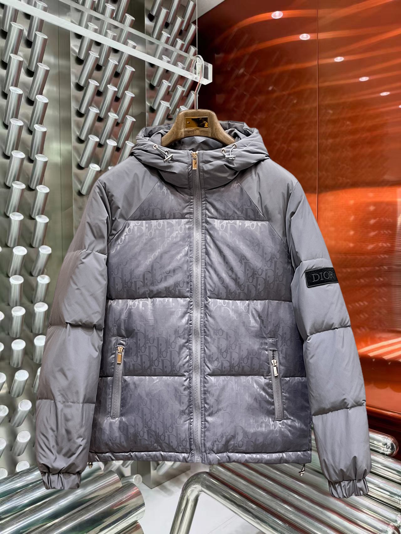 NO:644797,Dior's new 2025 autumn and winter down jacket. This is known as the most expensive down jacket in the world, all 90 down. With a classic logo combination, it is full of visual impact at first sight. It has better thermal insulation performance, is light and not heavy, and has good loft recovery after compression, and it can gather heat and lock in temperature!  Personalized color matching design, fresh and energetic!  There are too many versions circulating in the market. In addition to the different fabrics and workmanship, the biggest difference is that the filling is not goose down at all but feather silk or velvet, etc., and it is not easy to distinguish for those who don’t understand. In addition, the fabrics and workmanship are definitely not of the same level. In short, look for us and you will never go astray. All the exclusive full colors are purchased from genuine development. If you understand the quality of our down jackets, you can safely recommend it with your eyes closed. The three standards are complete!  Uniform series for men and women!  Size M-3XL. Maximum wear is 195 pounds.,, dior, down jacket, alexander wang19860909迪奥 2025秋冬新款羽绒服.这款号称羽绒服届最贵的,全部90绒的.带着经典的Logo组合搭配,第一眼看到就是满满的视觉冲击,保暖性能更出色,轻便不厚重,且压缩后的蓬松度恢复性好,聚热锁温！个性的拼色设计,清新有活力！市面流通的版本实在太多了,除了面料做工不同外,最大的区别就是填充物根本不是鹅绒而是羽丝或手感绒等等,而不懂的根本不容易区分.另外面料和做工也绝对不是一个级别,总之认准我们,让你绝对不跑偏,独家全色全部购入正版开发,懂我们家羽绒服质量的,完全可以放心闭眼推.三标齐全！男女同款系列！码数M-3XL.最大穿到195斤.,,dior,down jacket,alexander wang,Men's clothing