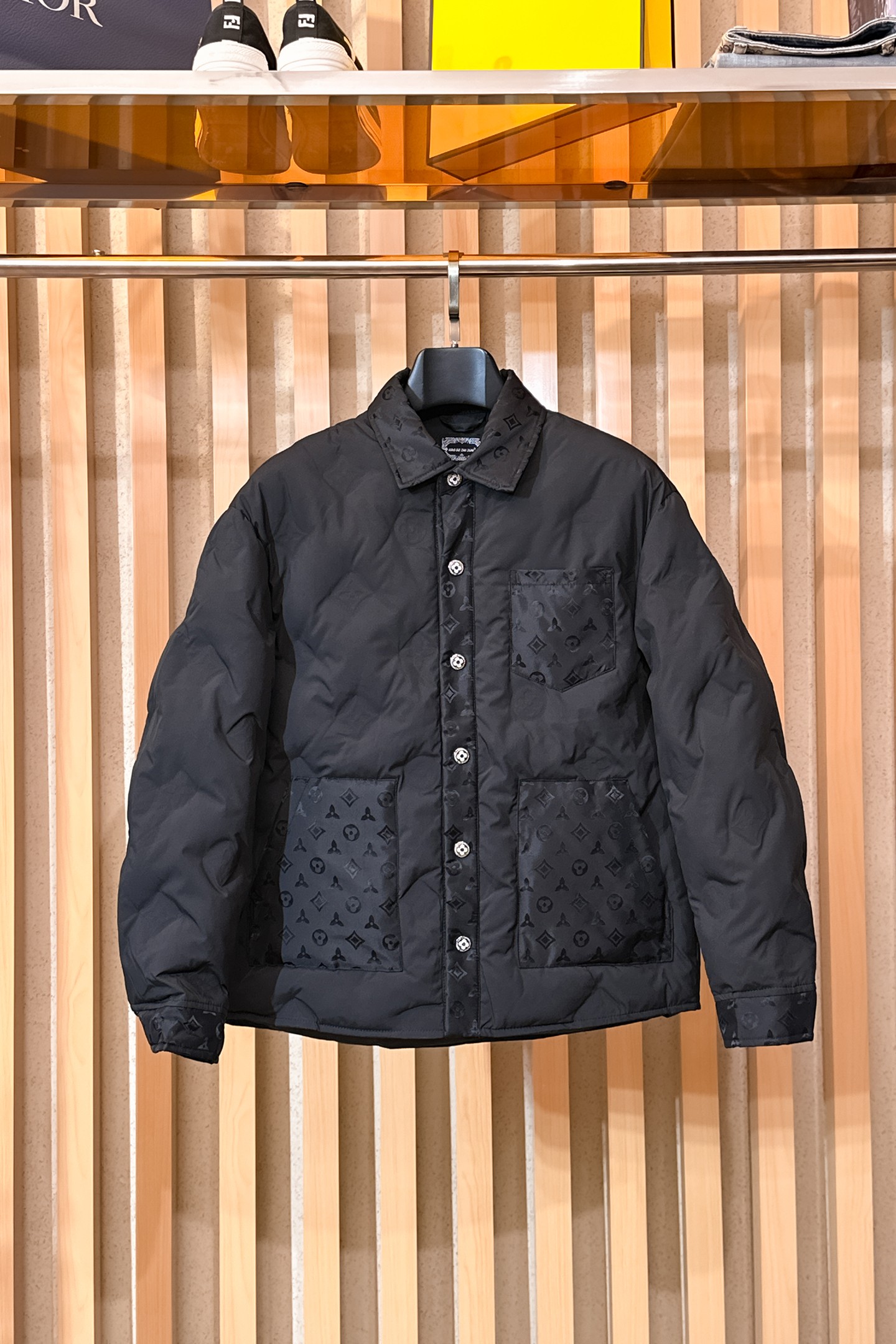 NO:650586,LV three-standard complete 2025ss winter new down jacket, the new product on the show is in perfect condition, comfortable and warm, the color is full and attractive, the design is very outstanding, it can easily enhance the fashion sense, the workmanship is extremely sophisticated and rigorous, and the wiring is neat and meticulous!  A masterpiece from a famous designer!  The upper body does not look bloated and is super handsome!  Available sizes M ~ XXXL,,louis vuitton,jackets & coats,down jacket,alexander wang19860909LV 三标齐全 2025ss冬季新款羽绒棉服外套,秀场新品品相非常完美,舒适保暖,色泽饱满诱人,非常出彩的设计,轻松将时髦感进阶,做工极为考究严谨,走线工整细致！大牌设计师巨作！上身不显臃肿、超级帅气！现货码数M ～ XXXL,,louis vuitton,jackets & coats,down jacket,alexander wang,Men's clothing