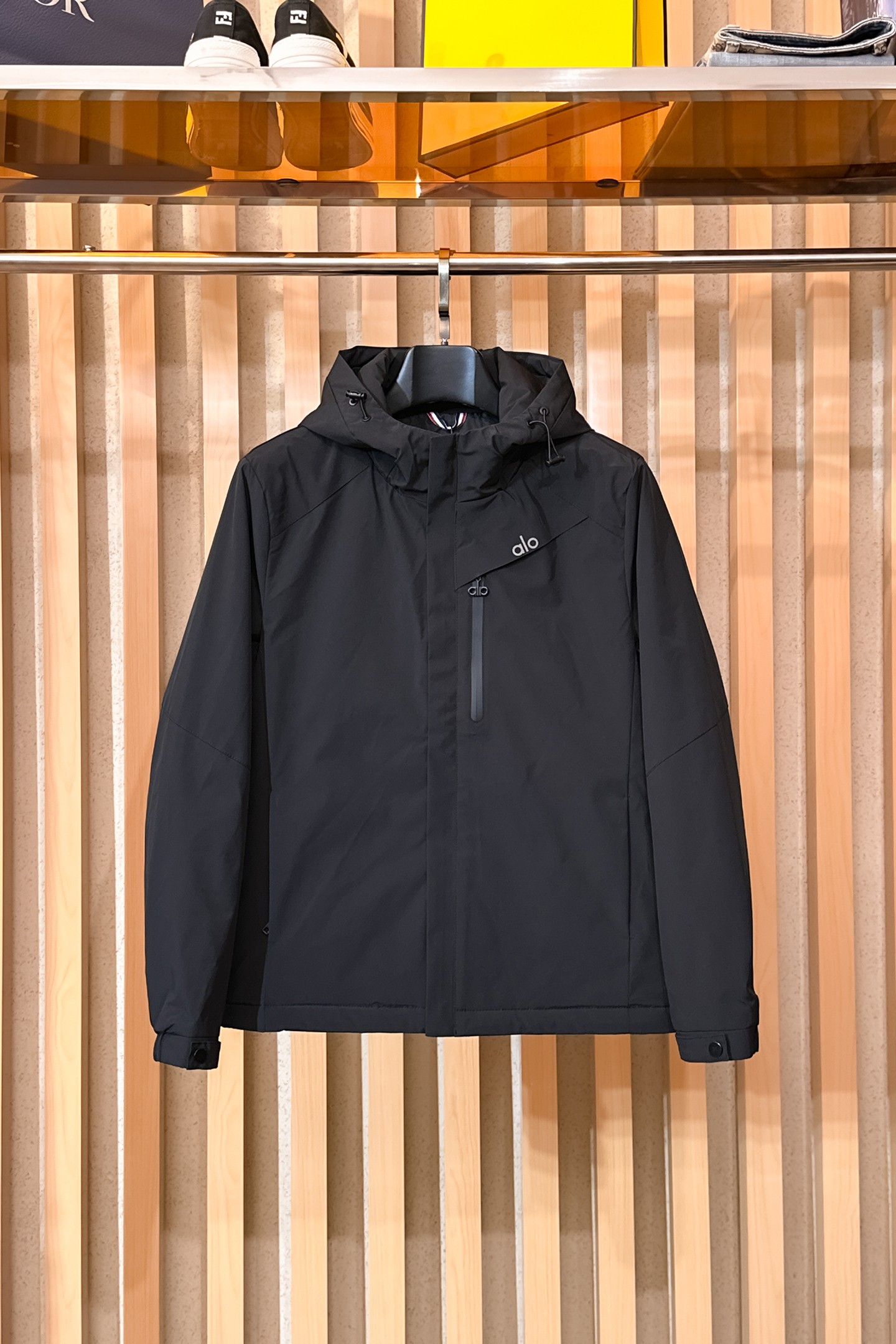 NO:650600,alo's 2025ss new winter down jacket with all three standards, the new product on the show is in perfect condition, comfortable and warm, the color is full and attractive, the design is very outstanding, it can easily enhance the fashion sense, the workmanship is extremely sophisticated and rigorous, and the wiring is neat and meticulous!  A masterpiece from a famous designer!  The upper body does not look bloated and is super handsome!  Available sizes M ~ XXXL,,jackets & coats,down jacket,alexander wang19860909alo 三标齐全 2025ss冬季新款羽绒棉服外套,秀场新品品相非常完美,舒适保暖,色泽饱满诱人,非常出彩的设计,轻松将时髦感进阶,做工极为考究严谨,走线工整细致！大牌设计师巨作！上身不显臃肿、超级帅气！现货码数M ～ XXXL,,jackets & coats,down jacket,alexander wang,Men's clothing