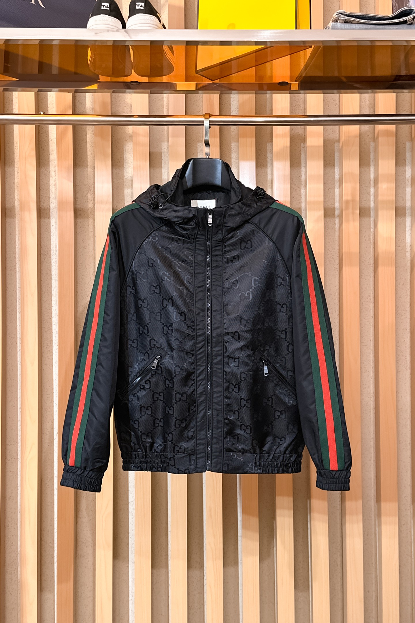 NO:650570,Gucci, 2025 new men's casual customized jackets. Put on a simple and capable casual jacket, and instantly return to a fashionable and domineering state, and full of vitality. The most popular zipper design in history, all fabrics need to be customized, full of luxury. The slim tailoring reflects our perfect body shape, which can be easily controlled regardless of fat or thin. Super versatile style, not picky, suitable for different age groups. High street practical wear, spring and summer matching tools, sizes M~3XL,, jackets &  coats,jackets & coats,alexander wang19860909古奇、2025新款男士休闲定制夹克外套.穿上简约干练的休闲外套,瞬间重回时髦霸气,又是活力满满的状态.史前最流行的拉链设计,面料全部需要定制,奢华感十足.修身的剪裁体现出我们完美的体型无论胖瘦都可以轻松驾驭.超百搭款式,不挑身材的款,适合不同年龄段穿着.高街实穿款,春夏搭配利器 尺码M~3XL,,jackets & coats,jackets & coats,alexander wang,Men's clothing