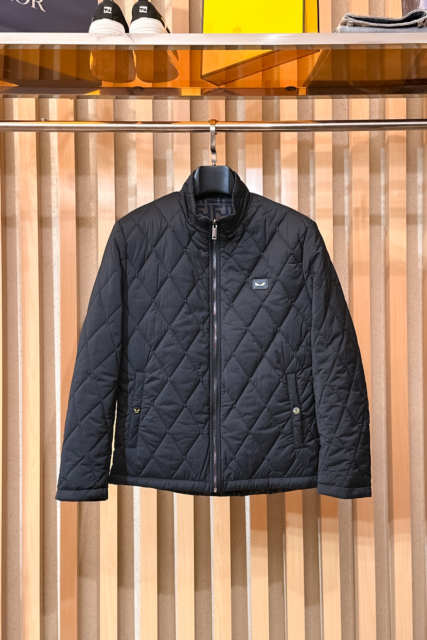 NO:650609,Fendi's new 2025ss winter double-sided down jacket with three complete standards. The new product on the show is in perfect condition. It is comfortable and warm, and the color is full and attractive. The design is very outstanding, and it can easily enhance the sense of fashion. The workmanship is extremely sophisticated and rigorous, and the wiring is neat and meticulous!  A masterpiece from a famous designer!  The upper body does not look bloated and is super handsome!  Available sizes M ~ XXXL,,fendi,jackets & coats,down jacket,alexander wang19860909芬迪 三标齐全 2025ss冬季新款双面穿羽绒棉服外套,秀场新品品相非常完美,舒适保暖,色泽饱满诱人,非常出彩的设计,轻松将时髦感进阶,做工极为考究严谨,走线工整细致！大牌设计师巨作！上身不显臃肿、超级帅气！现货码数M ～ XXXL,,fendi,jackets & coats,down jacket,alexander wang,Men's clothing