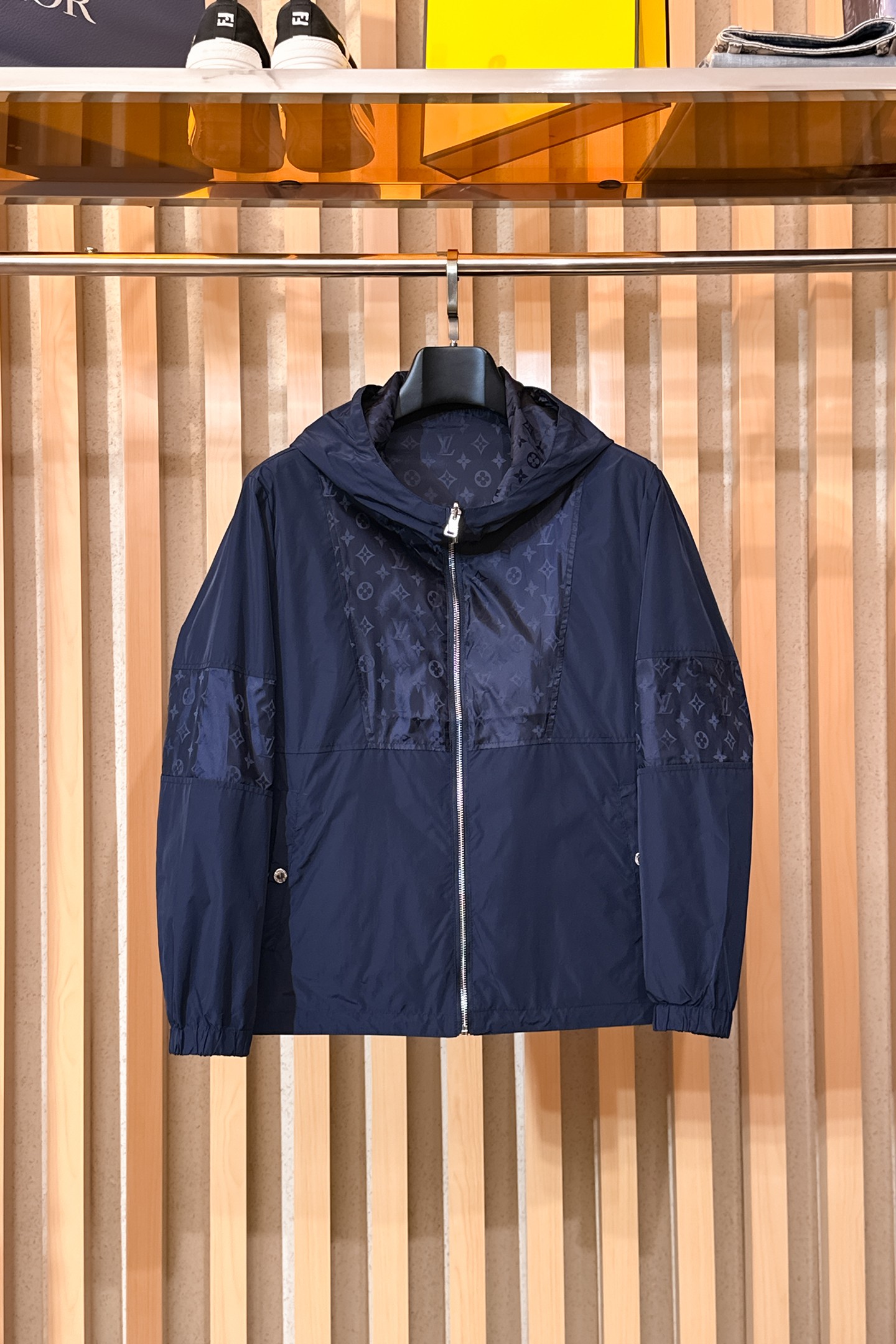 NO:650579,LV, 2025 new men's casual customized double-sided jacket. Put on a simple and capable casual jacket, and instantly return to a fashionable and domineering state, and full of vitality. The most popular zipper design in history, all fabrics need to be customized, full of luxury. The slim tailoring reflects our perfect body shape, whether fat or thin, can be easily controlled. Super versatile style, not picky, suitable for different age groups. High street practical wear, spring and summer matching tools, size M~3XL, Louis  vuitton,jackets & coats,jackets & coats,alexander wang19860909LV、2025新款男士休闲定制双面穿夹克外套.穿上简约干练的休闲外套,瞬间重回时髦霸气,又是活力满满的状态.史前最流行的拉链设计,面料全部需要定制,奢华感十足.修身的剪裁体现出我们完美的体型无论胖瘦都可以轻松驾驭.超百搭款式,不挑身材的款,适合不同年龄段穿着.高街实穿款,春夏搭配利器 尺码M~3XL,,louis vuitton,jackets & coats,jackets & coats,alexander wang,Men's clothing