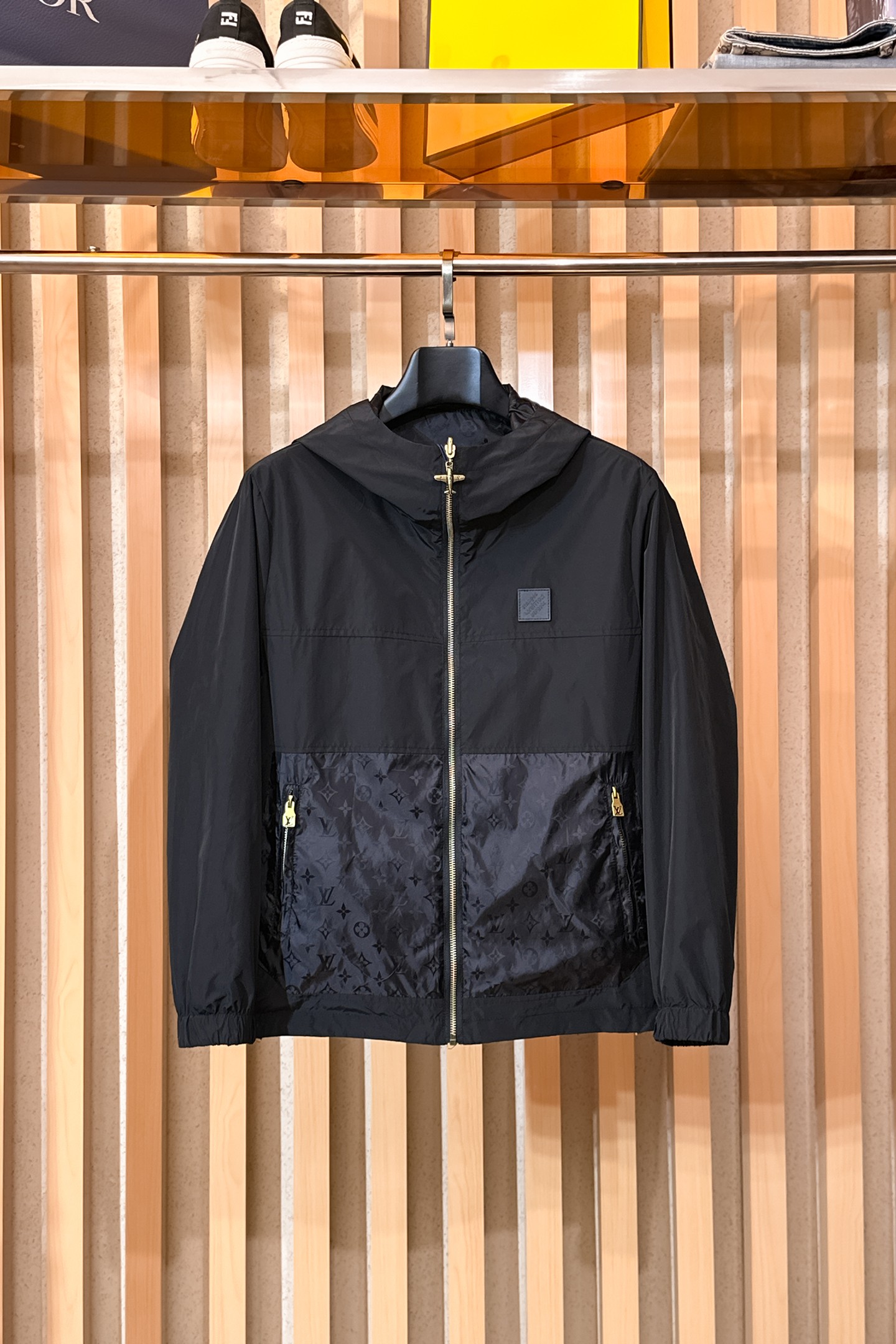 NO:650561,LV, 2025 new men's casual customized double-sided jacket. Put on a simple and capable casual jacket, and instantly return to a fashionable and domineering state, and full of vitality. The most popular zipper design in history, all fabrics need to be customized, full of luxury. The slim tailoring reflects our perfect body shape, whether fat or thin, can be easily controlled. Super versatile style, not picky, suitable for different age groups. High street practical wear, spring and summer matching tools, size M~3XL, Louis  vuitton,jackets & coats,jackets & coats,alexander wang19860909LV、2025新款男士休闲定制双面穿夹克外套.穿上简约干练的休闲外套,瞬间重回时髦霸气,又是活力满满的状态.史前最流行的拉链设计,面料全部需要定制,奢华感十足.修身的剪裁体现出我们完美的体型无论胖瘦都可以轻松驾驭.超百搭款式,不挑身材的款,适合不同年龄段穿着.高街实穿款,春夏搭配利器 尺码M~3XL,,louis vuitton,jackets & coats,jackets & coats,alexander wang,Men's clothing