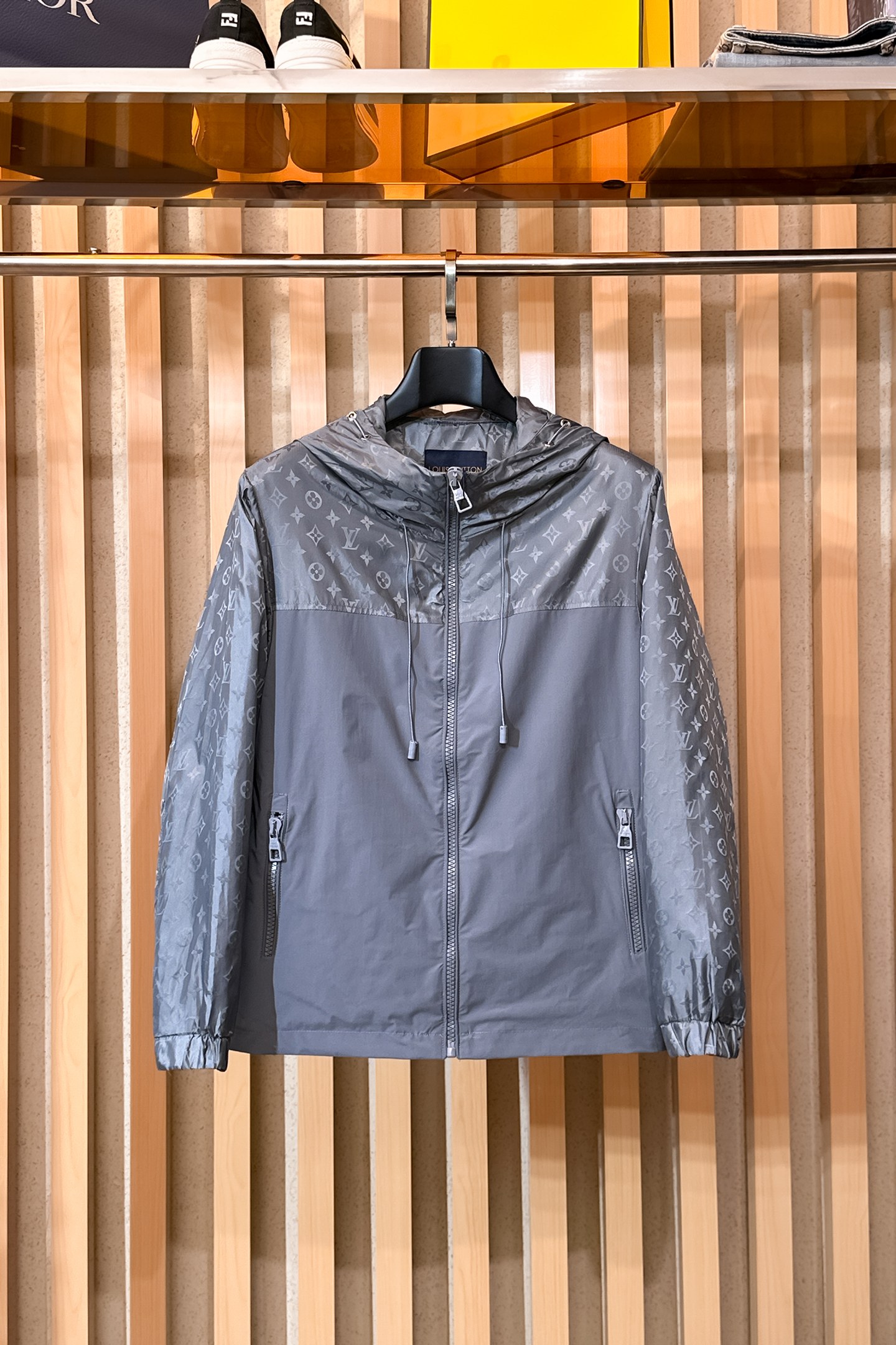 NO:650543,LV, 2025 new men's casual customized jackets. Put on a simple and capable casual jacket, and instantly return to a fashionable and domineering state, and full of vitality. The most popular zipper design in history, all fabrics need to be customized, full of luxury. The slim tailoring reflects our perfect body shape and can be easily controlled regardless of whether we are fat or thin. Super versatile style, not picky, suitable for different age groups. High-street practical wear, spring and summer matching tools, sizes M~3XL, Louis  vuitton,jackets & coats,jackets & coats,alexander wang19860909LV、2025新款男士休闲定制夹克外套.穿上简约干练的休闲外套,瞬间重回时髦霸气,又是活力满满的状态.史前最流行的拉链设计,面料全部需要定制,奢华感十足.修身的剪裁体现出我们完美的体型无论胖瘦都可以轻松驾驭.超百搭款式,不挑身材的款,适合不同年龄段穿着.高街实穿款,春夏搭配利器 尺码M~3XL,,louis vuitton,jackets & coats,jackets & coats,alexander wang,Men's clothing