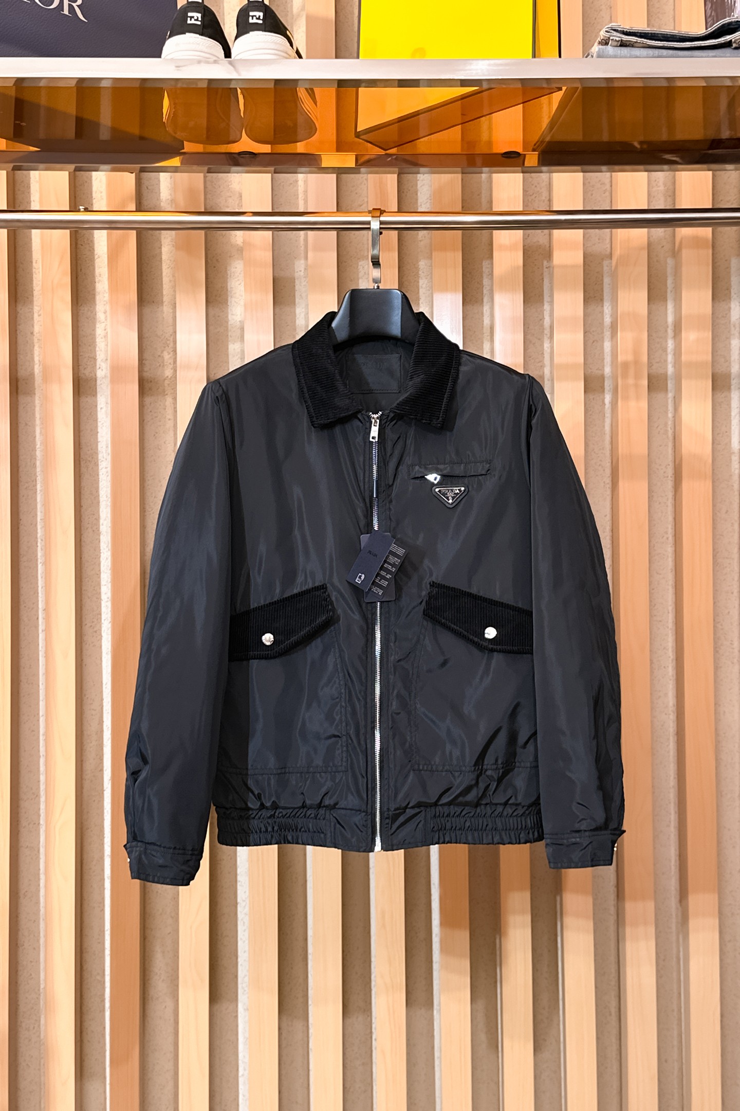 NO:650537,Prada's new 2025ss winter down jacket with all three standards is in perfect condition. It's comfortable and warm, and the color is full and attractive. The design is very outstanding, and it can easily enhance the sense of fashion. The workmanship is extremely sophisticated and rigorous, and the wiring is neat and meticulous!  A masterpiece from a famous designer!  The upper body does not look bloated and is super handsome!  Available sizes M ~ XXXL,,prada,jackets & coats,down jacket,alexander wang19860909普拉达 三标齐全 2025ss冬季新款羽绒棉服外套,秀场新品品相非常完美,舒适保暖,色泽饱满诱人,非常出彩的设计,轻松将时髦感进阶,做工极为考究严谨,走线工整细致！大牌设计师巨作！上身不显臃肿、超级帅气！现货码数M ～ XXXL,,prada,jackets & coats,down jacket,alexander wang,Men's clothing