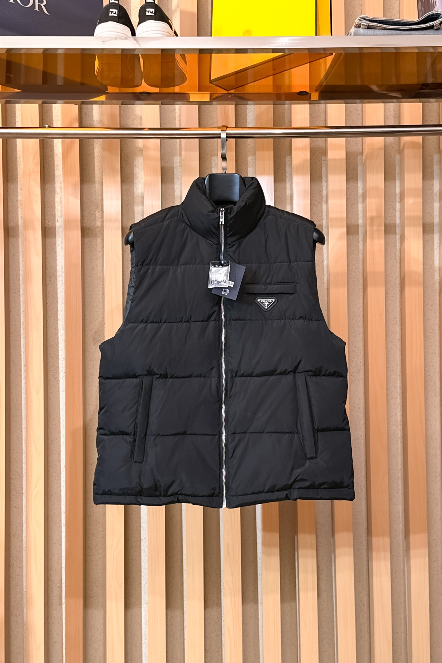 NO:650553,Prada 2025FW down vest, a must-have item for fashionistas!  Advanced customization: The highest standard 90 white goose down, the ingredients are tested, and the first-class thermal performance. Double-layer gallbladder cloth inside to ensure that the goose down will not drill out. Customized high-density waterproof nylon fabric. High-end texture and durability. The quality can reach the purchase level. Super versatile, the upper body effect is great!  Size M~3XL,,prada,down jacket,alexander wang19860909普拉达 2025FW羽绒马甲 潮人必备单品！高级定制 最高标准90白鹅绒,成分支持检测,一流保暖性能.内里双层胆布,以保证鹅绒不会钻出,定制高密度防水尼龙面料.高端质感及耐用性.品质可达代购级别. 超级百搭,上身效果超赞！ 尺码M~3XL,,prada,down jacket,alexander wang,Men's clothing