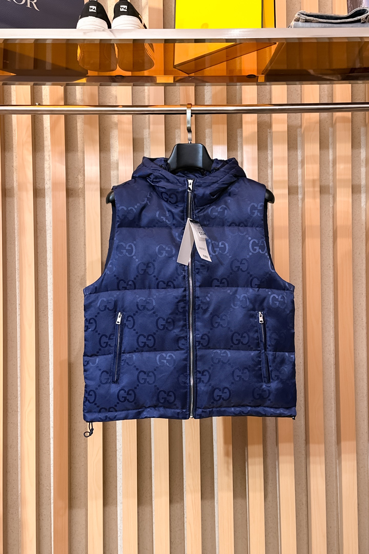 NO:650562,Gucci 2025FW down vest, a must-have item for fashionistas!  Advanced customization: The highest standard 90 white goose down, the ingredients are tested, and the first-class thermal performance. Double-layer gallbladder cloth inside to ensure that the goose down will not drill out. Customized high-density waterproof nylon fabric. High-end texture and durability. The quality can reach the purchase level. Super versatile, the upper body effect is great!  Size M~3XL,,down jacket,alexander wang19860909古奇 2025FW羽绒马甲 潮人必备单品！高级定制 最高标准90白鹅绒,成分支持检测,一流保暖性能.内里双层胆布,以保证鹅绒不会钻出,定制高密度防水尼龙面料.高端质感及耐用性.品质可达代购级别. 超级百搭,上身效果超赞！ 尺码M~3XL,,down jacket,alexander wang,Men's clothing