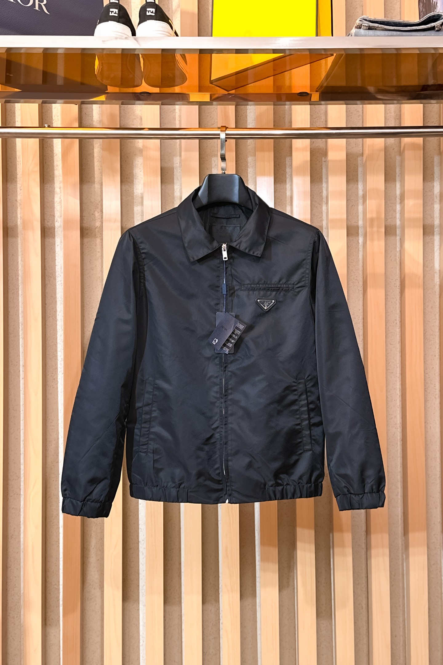 NO:650608,Prada, 2025 new men's casual customized jackets. Put on a simple and capable casual jacket, and instantly return to a fashionable and domineering state, and full of vitality. The most popular zipper design in history, all fabrics need to be customized, full of luxury. The slim tailoring reflects our perfect body shape, which can be easily controlled regardless of whether we are fat or thin. Super versatile style, not picky, suitable for different age groups. High street practical wear, spring and summer matching tools, sizes M~3XL, prada, jackets  & coats,jackets & coats,alexander wang19860909普拉达、2025新款男士休闲定制夹克外套.穿上简约干练的休闲外套,瞬间重回时髦霸气,又是活力满满的状态.史前最流行的拉链设计,面料全部需要定制,奢华感十足.修身的剪裁体现出我们完美的体型无论胖瘦都可以轻松驾驭.超百搭款式,不挑身材的款,适合不同年龄段穿着.高街实穿款,春夏搭配利器 尺码M~3XL,,prada,jackets & coats,jackets & coats,alexander wang,Men's clothing