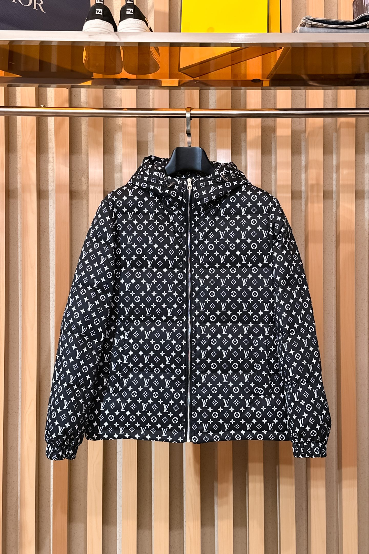 NO:650580,LV 2025 autumn and winter new down jacket. This is known as the most expensive down jacket in the world, all 90 down. With a classic logo combination, it is full of visual impact at first sight. It has better thermal insulation performance, is light and not heavy, and has good loft recovery after compression, and it can gather heat and lock in temperature!  Personalized color matching design, fresh and energetic!  There are too many versions circulating in the market. In addition to the different fabrics and workmanship, the biggest difference is that the filling is not goose down at all but feather silk or velvet, etc., and it is not easy to distinguish for those who don’t understand. In addition, the fabrics and workmanship are definitely not of the same level. In short, look for us and you will never go astray. All the exclusive full colors are purchased from genuine development. If you understand the quality of our down jackets, you can safely recommend it with your eyes closed. The three standards are complete!  Uniform series for men and women!  Size M-3XL. Maximum wear is 195 pounds.,,louis vuitton,down jacket,alexander wang19860909LV 2025秋冬新款羽绒服.这款号称羽绒服届最贵的,全部90绒的.带着经典的Logo组合搭配,第一眼看到就是满满的视觉冲击,保暖性能更出色,轻便不厚重,且压缩后的蓬松度恢复性好,聚热锁温！个性的拼色设计,清新有活力！市面流通的版本实在太多了,除了面料做工不同外,最大的区别就是填充物根本不是鹅绒而是羽丝或手感绒等等,而不懂的根本不容易区分.另外面料和做工也绝对不是一个级别,总之认准我们,让你绝对不跑偏,独家全色全部购入正版开发,懂我们家羽绒服质量的,完全可以放心闭眼推.三标齐全！男女同款系列！码数M-3XL.最大穿到195斤.,,louis vuitton,down jacket,alexander wang,Men's clothing