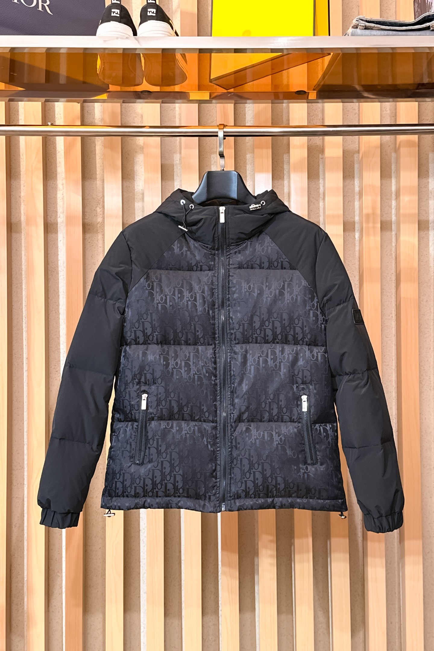 NO:650571,Dior's new 2025 autumn and winter down jacket. This is known as the most expensive down jacket in the world, all 90 down. With a classic logo combination, it is full of visual impact at first sight. It has better thermal insulation performance, is light and not heavy, and has good loft recovery after compression, and it can gather heat and lock in temperature!  Personalized color matching design, fresh and energetic!  There are too many versions circulating in the market. In addition to the different fabrics and workmanship, the biggest difference is that the filling is not goose down at all but feather silk or velvet, etc., and it is not easy to distinguish for those who don’t understand. In addition, the fabrics and workmanship are definitely not of the same level. In short, look for us and you will never go astray. All the exclusive full colors are purchased from genuine development. If you understand the quality of our down jackets, you can safely recommend it with your eyes closed. The three standards are complete!  Uniform series for men and women!  Size M-3XL. Maximum wear is 195 pounds.,, dior, down jacket, alexander wang19860909迪奥 2025秋冬新款羽绒服.这款号称羽绒服届最贵的,全部90绒的.带着经典的Logo组合搭配,第一眼看到就是满满的视觉冲击,保暖性能更出色,轻便不厚重,且压缩后的蓬松度恢复性好,聚热锁温！个性的拼色设计,清新有活力！市面流通的版本实在太多了,除了面料做工不同外,最大的区别就是填充物根本不是鹅绒而是羽丝或手感绒等等,而不懂的根本不容易区分.另外面料和做工也绝对不是一个级别,总之认准我们,让你绝对不跑偏,独家全色全部购入正版开发,懂我们家羽绒服质量的,完全可以放心闭眼推.三标齐全！男女同款系列！码数M-3XL.最大穿到195斤.,,dior,down jacket,alexander wang,Men's clothing