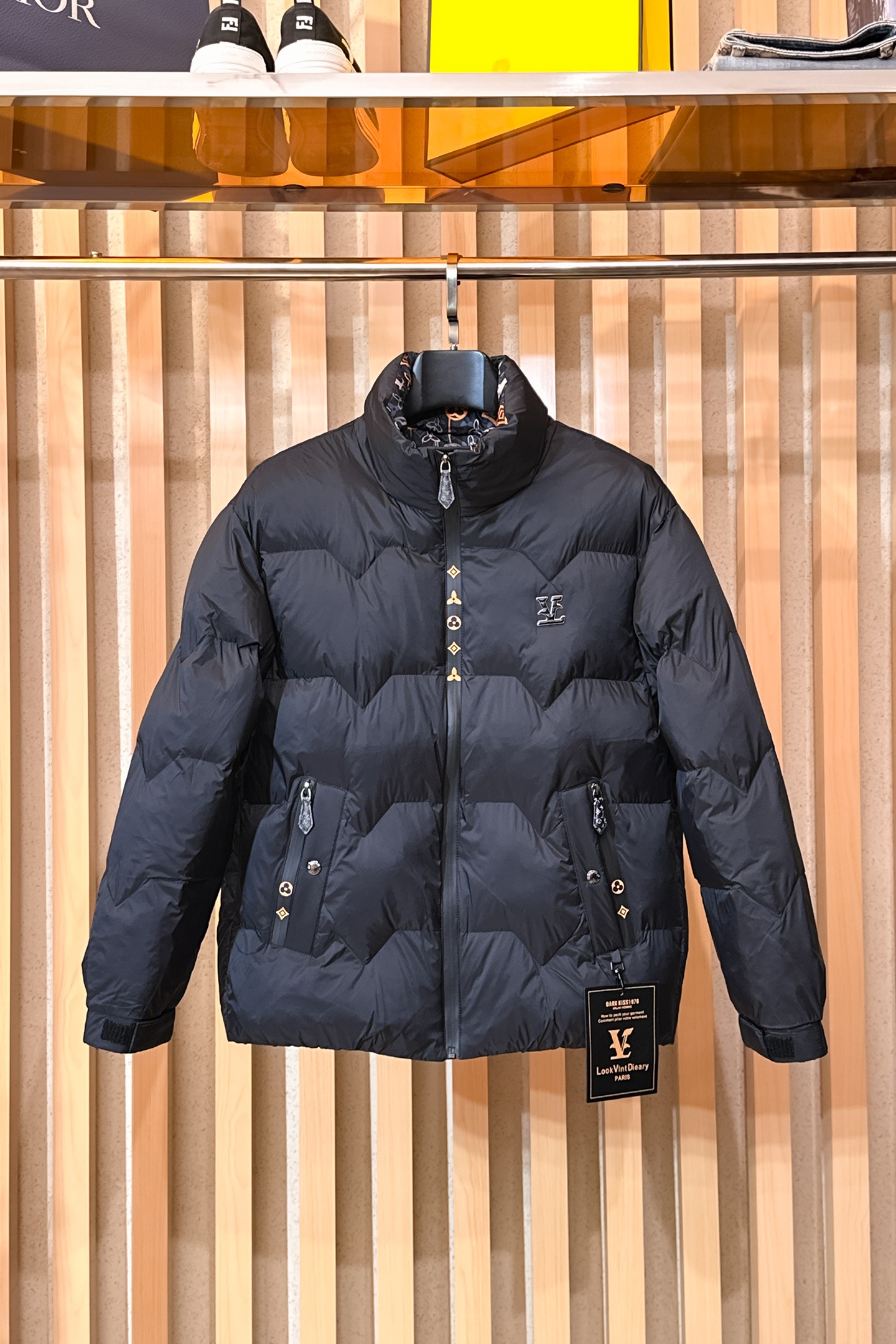 NO:650544,LV three-standard complete 2025ss winter new down jacket, the new product on the show is in perfect condition, comfortable and warm, the color is full and attractive, the design is very outstanding, it can easily enhance the fashion sense, the workmanship is extremely sophisticated and rigorous, and the wiring is neat and meticulous!  A masterpiece from a famous designer!  The upper body does not look bloated and is super handsome!  Available sizes M ~ XXXL,,louis vuitton,jackets & coats,down jacket,alexander wang19860909LV 三标齐全 2025ss冬季新款羽绒棉服外套,秀场新品品相非常完美,舒适保暖,色泽饱满诱人,非常出彩的设计,轻松将时髦感进阶,做工极为考究严谨,走线工整细致！大牌设计师巨作！上身不显臃肿、超级帅气！现货码数M ～ XXXL,,louis vuitton,jackets & coats,down jacket,alexander wang,Men's clothing