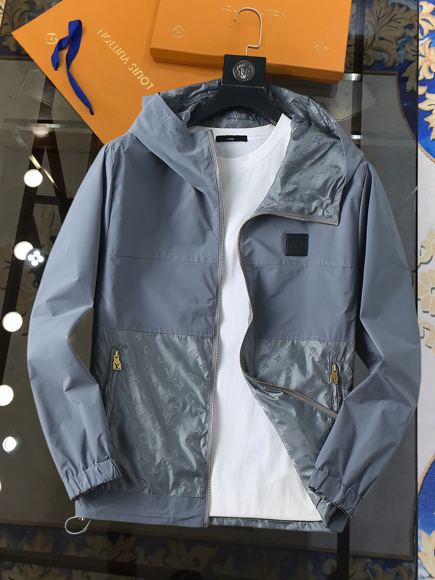 NO:728398,Support replacement after the year!  Same style as on LV official website, on sale in advance!  ss new autumn men's double-sided jacket, original single and three-label complete high-end version!  , counter-customized fabrics with high breathability and comfort, impeccable details, brand element design concept, reflecting high quality. It feels delicate and soft!  It presents a casual cut and the upper body shape is awesome!  Size M～3XL, maximum wearing capacity is 195 catties.,,louis vuitton,jackets & coats,jackets & coats,19860909支持年后退换！ LV 官网同款,提前发售！ss开秋新款男士双面穿夹克外套,原单三标齐全高端版本！,专柜定制面料 透气舒适度高,细节无可挑剔,品牌元素设计理念,体现高品质.手感细腻柔软！呈现休闲裁剪,上身版型超赞！码数M～3XL,最大穿195斤.,,louis vuitton,jackets & coats,jackets & coats,,Men's clothing