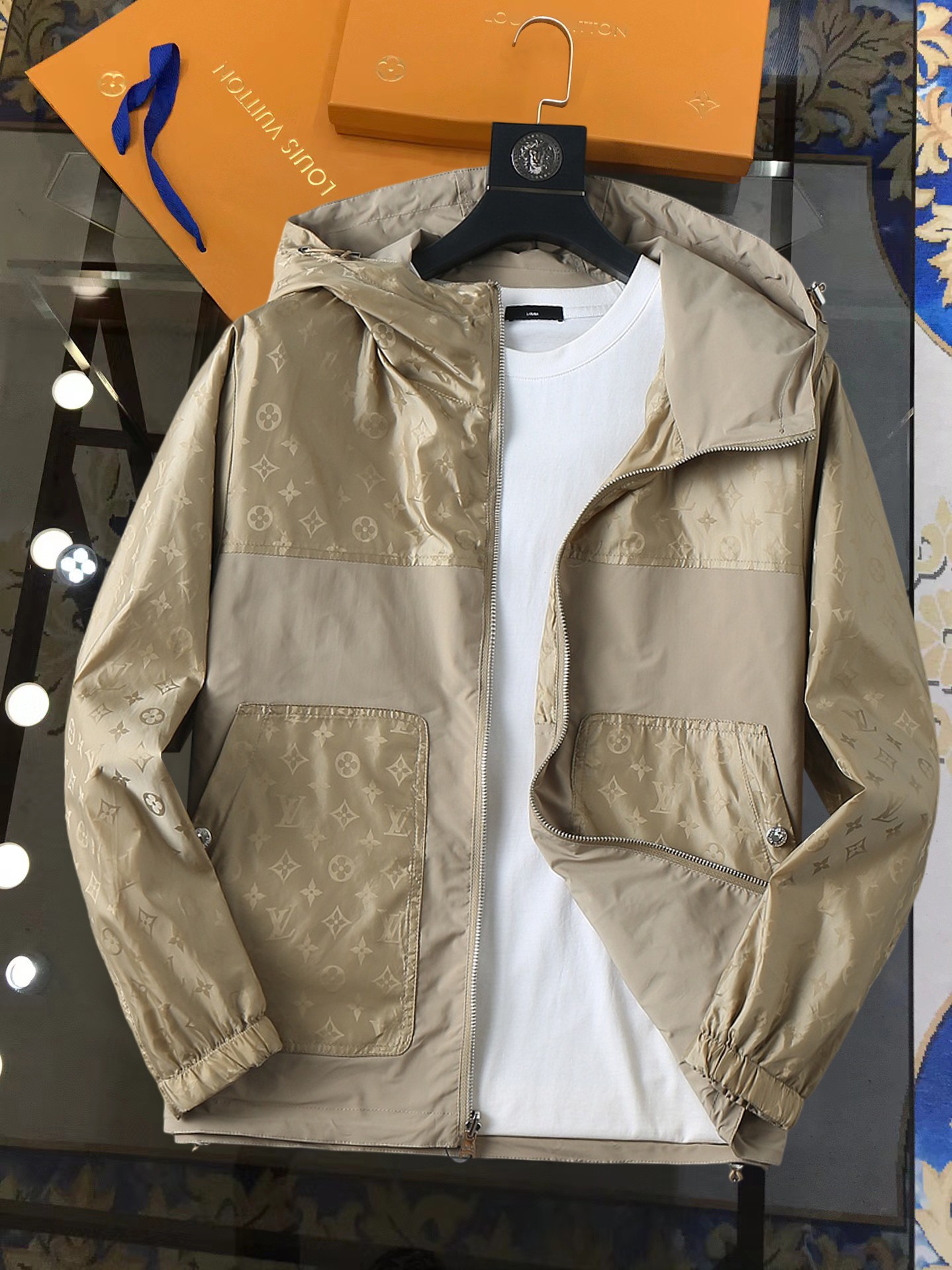 NO:728403,Support replacement after the year!  Same style as on LV official website, on sale in advance!  ss new autumn men's double-sided jacket, original single and three-label complete high-end version!  , counter-customized fabrics with high breathability and comfort, impeccable details, brand element design concept, reflecting high quality. It feels delicate and soft!  It presents a casual cut and the upper body shape is awesome!  Size M～3XL, maximum wearing capacity is 195 catties.,,louis vuitton,jackets & coats,jackets & coats,19860909支持年后退换！LV 官网同款,提前发售！ss开秋新款男士双面穿夹克外套,原单三标齐全高端版本！,专柜定制面料 透气舒适度高,细节无可挑剔,品牌元素设计理念,体现高品质.手感细腻柔软！呈现休闲裁剪,上身版型超赞！码数M～3XL,最大穿195斤.,,louis vuitton,jackets & coats,jackets & coats,,Men's clothing