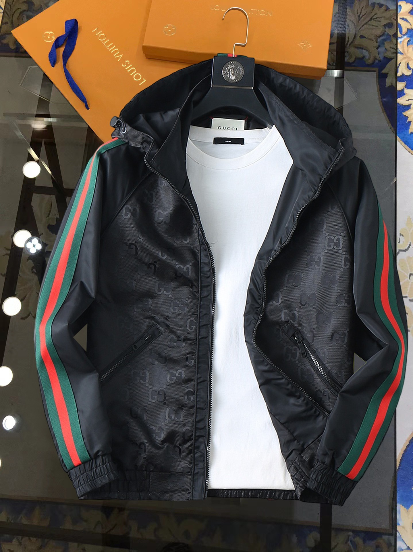 NO:728410,Support replacement after the year!  Same style as Gucci official website, on sale in advance!  ss new autumn men's double-sided jacket, original single and three-label complete high-end version!  , counter-customized fabrics with high breathability and comfort, impeccable details, brand element design concept, reflecting high quality. It feels delicate and soft!  It presents a casual cut and the upper body shape is awesome!  Size M～3XL, maximum wearing capacity is 195 catties.,,jackets & coats,jackets & coats,19860909支持年后退换！古奇 官网同款,提前发售！ss开秋新款男士双面穿夹克外套,原单三标齐全高端版本！,专柜定制面料 透气舒适度高,细节无可挑剔,品牌元素设计理念,体现高品质.手感细腻柔软！呈现休闲裁剪,上身版型超赞！码数M～3XL,最大穿195斤.,,jackets & coats,jackets & coats,,Men's clothing