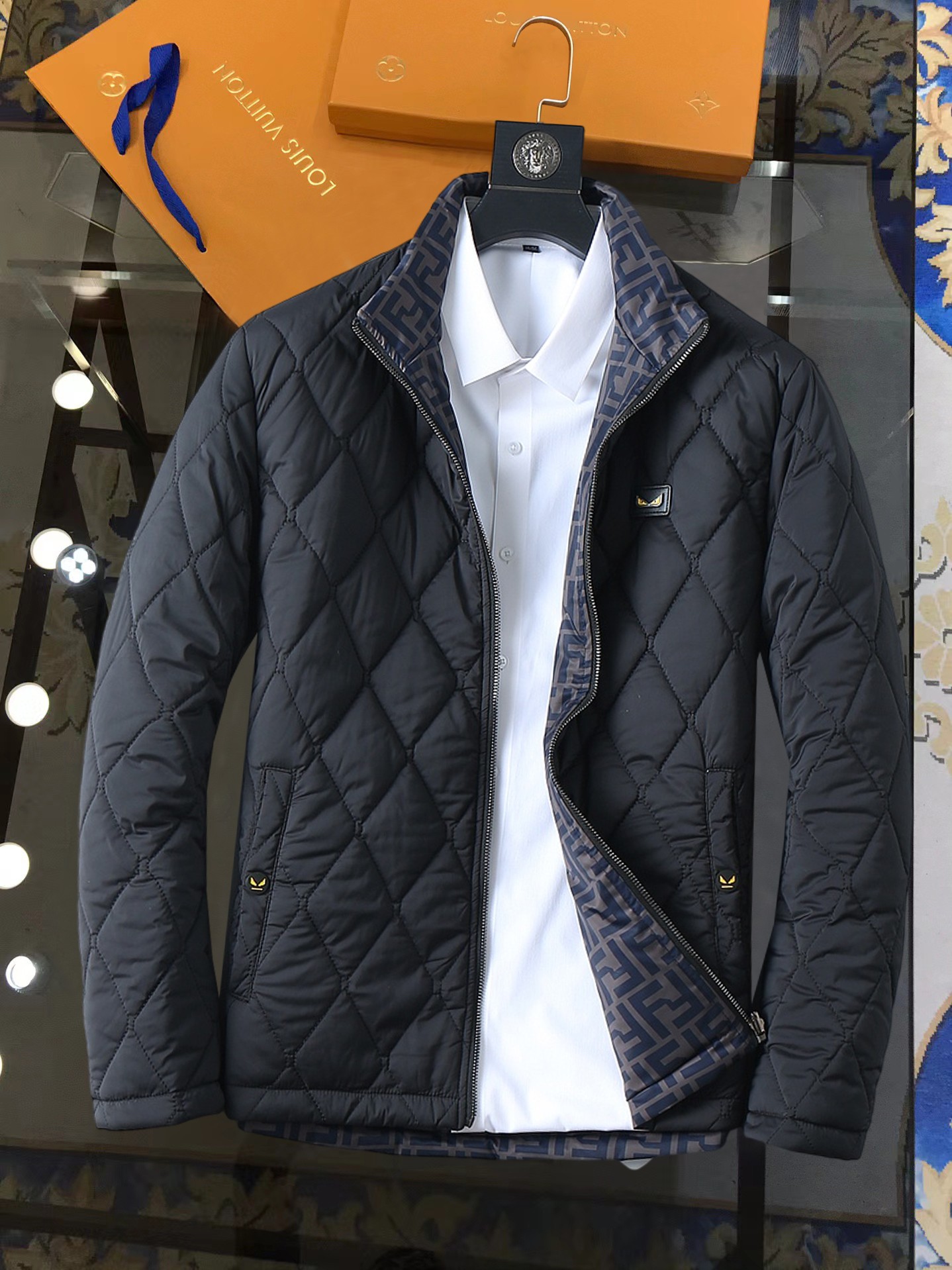 NO:728491,Support replacement after the year!  Fendi's three-standard complete ss winter new double-sided down jacket. The new product on the show is in perfect condition. It is comfortable and warm, and the color is full and attractive. It is a very outstanding design that can easily enhance the sense of fashion. The workmanship is extremely sophisticated and rigorous, and the wiring is neat and meticulous!  A masterpiece from a famous designer!  The upper body does not look bloated and is super handsome!  Available sizes M ~ XXXL,,fendi,jackets & coats,down jacket,19860909支持年后退换！ 芬迪 三标齐全 ss冬季新款双面穿羽绒棉服外套,秀场新品品相非常完美,舒适保暖,色泽饱满诱人,非常出彩的设计,轻松将时髦感进阶,做工极为考究严谨,走线工整细致！大牌设计师巨作！上身不显臃肿、超级帅气！现货码数M ～ XXXL,,fendi,jackets & coats,down jacket,,Men's clothing