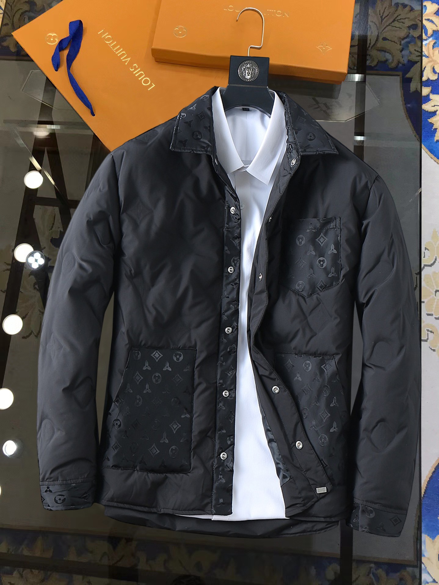 NO:728498,Support replacement after the year!  LV three-standard complete ss new winter down jacket, the new product on the show is in perfect condition, comfortable and warm, the color is full and attractive, the very outstanding design can easily enhance the fashion sense, the workmanship is extremely sophisticated and rigorous, and the wiring is neat and meticulous!  A masterpiece from a famous designer!  The upper body does not look bloated and is super handsome!  Available sizes M ~ XXXL,,louis vuitton,jackets & coats,down jacket,19860909支持年后退换！ LV 三标齐全 ss冬季新款羽绒棉服外套,秀场新品品相非常完美,舒适保暖,色泽饱满诱人,非常出彩的设计,轻松将时髦感进阶,做工极为考究严谨,走线工整细致！大牌设计师巨作！上身不显臃肿、超级帅气！现货码数M ～ XXXL,,louis vuitton,jackets & coats,down jacket,,Men's clothing