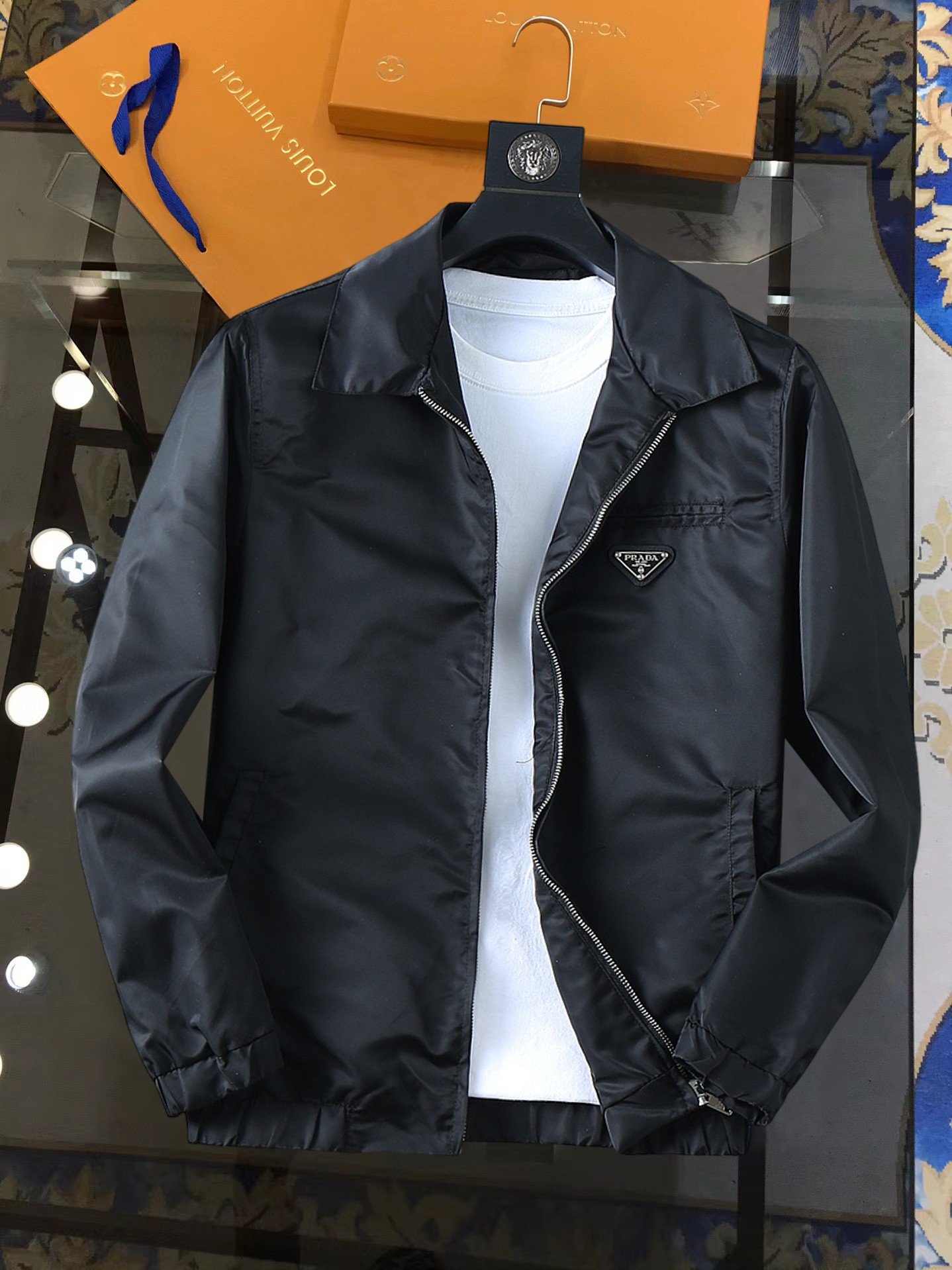 NO:728420,Support replacement after the year!  Same style as Prada official website, on sale in advance!  ss new autumn men's double-sided jacket, original single and three-label complete high-end version!  , counter-customized fabrics with high breathability and comfort, impeccable details, brand element design concept, reflecting high quality. It feels delicate and soft!  It presents a casual cut and the upper body shape is awesome!  Size M～3XL, maximum wearing capacity is 195 catties.,,prada,jackets & coats,jackets & coats,19860909支持年后退换！普拉达 官网同款,提前发售！ss开秋新款男士双面穿夹克外套,原单三标齐全高端版本！,专柜定制面料 透气舒适度高,细节无可挑剔,品牌元素设计理念,体现高品质.手感细腻柔软！呈现休闲裁剪,上身版型超赞！码数M～3XL,最大穿195斤.,,prada,jackets & coats,jackets & coats,,Men's clothing