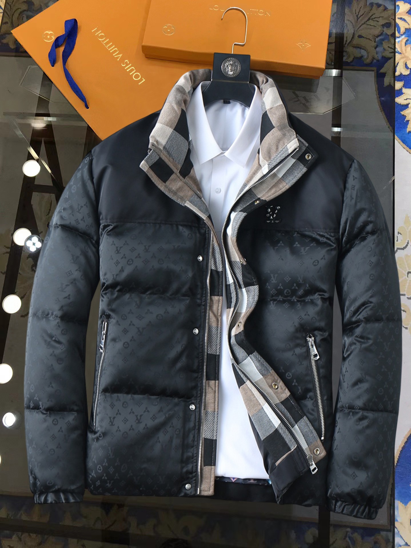 NO:728438,Support replacement after the year!  LV three-standard complete ss new winter down jacket, the new product on the show is in perfect condition, comfortable and warm, the color is full and attractive, the very outstanding design can easily enhance the fashion sense, the workmanship is extremely sophisticated and rigorous, and the wiring is neat and meticulous!  A masterpiece from a famous designer!  The upper body does not look bloated and is super handsome!  Available sizes M ~ XXXL,,louis vuitton,jackets & coats,down jacket,19860909支持年后退换！ LV 三标齐全 ss冬季新款羽绒棉服外套,秀场新品品相非常完美,舒适保暖,色泽饱满诱人,非常出彩的设计,轻松将时髦感进阶,做工极为考究严谨,走线工整细致！大牌设计师巨作！上身不显臃肿、超级帅气！现货码数M ～ XXXL,,louis vuitton,jackets & coats,down jacket,,Men's clothing