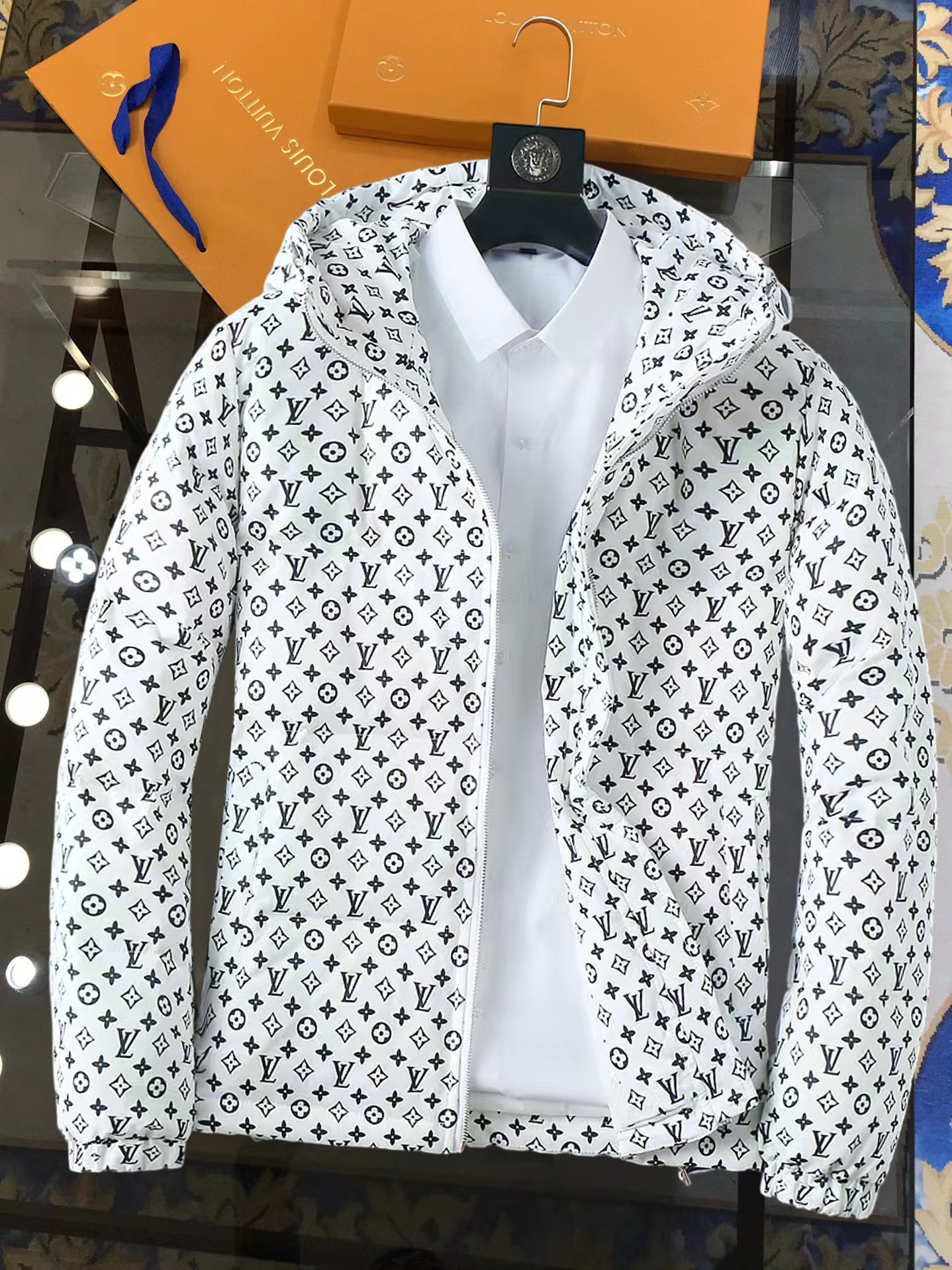 NO:728522,Support replacement after the year!  LV's new autumn and winter down jacket. This is known as the most expensive down jacket in the world, all 90 down. It has a classic logo combination, and it has a full visual impact at first sight. It has better thermal insulation performance, is light and not heavy, and has good loft recovery after compression, and it can gather heat and lock in temperature!  Personalized color matching design, fresh and energetic!  There are too many versions circulating in the market. In addition to the different fabrics and workmanship, the biggest difference is that the filling is not goose down at all but feather silk or velvet, etc., and it is not easy to distinguish for those who don’t understand. In addition, the fabrics and workmanship are definitely not of the same level. In short, look for us and you will never go astray. All the exclusive full colors are purchased from genuine development. If you understand the quality of our down jackets, you can safely recommend it with your eyes closed. The three standards are complete!  Uniform series for men and women!  Size M-3XL. Maximum wear is 195 pounds.,,louis vuitton,down jacket,19860909支持年后退换！ LV 秋冬新款羽绒服.这款号称羽绒服届最贵的,全部90绒的.带着经典的Logo组合搭配,第一眼看到就是满满的视觉冲击,保暖性能更出色,轻便不厚重,且压缩后的蓬松度恢复性好,聚热锁温！个性的拼色设计,清新有活力！市面流通的版本实在太多了,除了面料做工不同外,最大的区别就是填充物根本不是鹅绒而是羽丝或手感绒等等,而不懂的根本不容易区分.另外面料和做工也绝对不是一个级别,总之认准我们,让你绝对不跑偏,独家全色全部购入正版开发,懂我们家羽绒服质量的,完全可以放心闭眼推.三标齐全！男女同款系列！码数M-3XL.最大穿到195斤.,,louis vuitton,down jacket,,Men's clothing