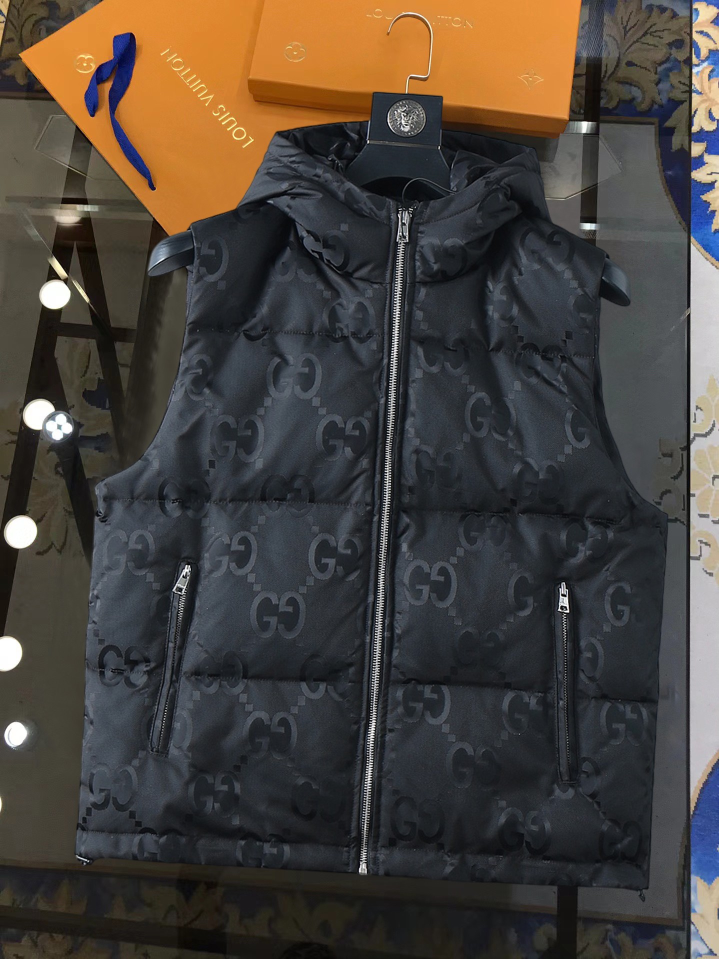 NO:728609,Support replacement after the year!  Gucci FW down vest, a must-have item for fashionistas!  Advanced customization: The highest standard 90 white goose down, the ingredients are tested, and the first-class thermal performance. Double-layer gallbladder cloth inside to ensure that the goose down will not drill out. Customized high-density waterproof nylon fabric. High-end texture and durability. The quality can reach the purchase level. Super versatile, the upper body effect is great!  Size M~3XL,,down jacket,19860909支持年后退换！ 古奇 FW羽绒马甲 潮人必备单品！高级定制 最高标准90白鹅绒,成分支持检测,一流保暖性能.内里双层胆布,以保证鹅绒不会钻出,定制高密度防水尼龙面料.高端质感及耐用性.品质可达代购级别. 超级百搭,上身效果超赞！ 尺码M~3XL,,down jacket,,Men's clothing