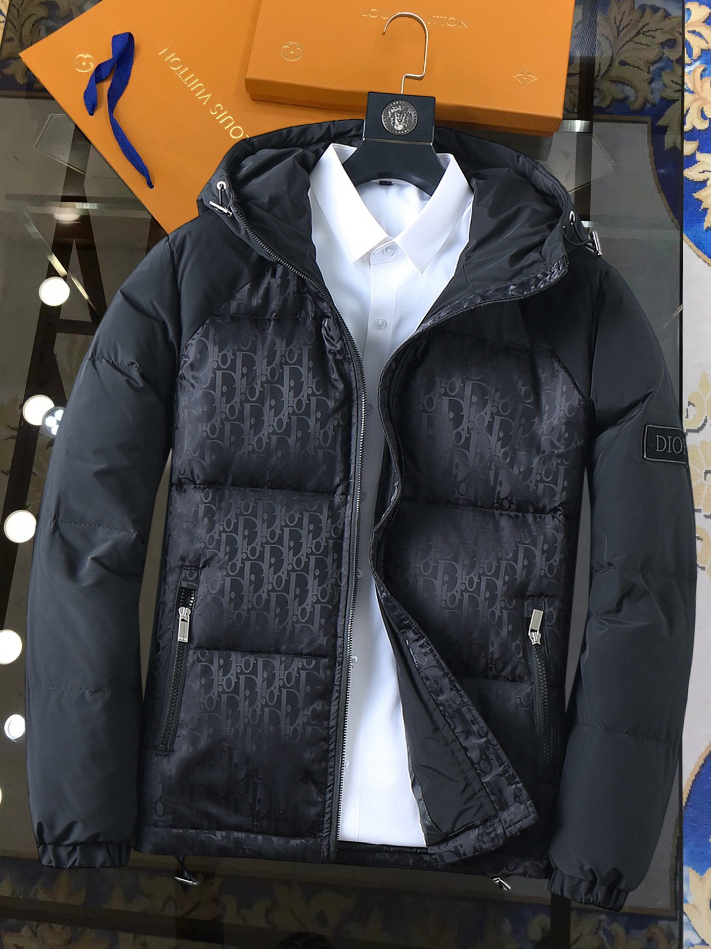 NO:728545,Support replacement after the year!  Dior's new autumn and winter down jacket. This is known as the most expensive down jacket in the world, all 90 down. With a classic logo combination, it is full of visual impact at first sight. It has better thermal insulation performance, is light and not heavy, and has good loft recovery after compression, and it can gather heat and lock in temperature!  Personalized color matching design, fresh and energetic!  There are too many versions circulating in the market. In addition to the different fabrics and workmanship, the biggest difference is that the filling is not goose down at all but feather silk or velvet, etc., and it is not easy to distinguish for those who don’t understand. In addition, the fabrics and workmanship are definitely not of the same level. In short, look for us and you will never go astray. All the exclusive full colors are purchased from genuine development. If you understand the quality of our down jackets, you can safely recommend it with your eyes closed. The three standards are complete!  Uniform series for men and women!  Size M-3XL. Maximum wear capacity is 195 pounds.,, dior, down jacket,19860909支持年后退换！ 迪奥 秋冬新款羽绒服.这款号称羽绒服届最贵的,全部90绒的.带着经典的Logo组合搭配,第一眼看到就是满满的视觉冲击,保暖性能更出色,轻便不厚重,且压缩后的蓬松度恢复性好,聚热锁温！个性的拼色设计,清新有活力！市面流通的版本实在太多了,除了面料做工不同外,最大的区别就是填充物根本不是鹅绒而是羽丝或手感绒等等,而不懂的根本不容易区分.另外面料和做工也绝对不是一个级别,总之认准我们,让你绝对不跑偏,独家全色全部购入正版开发,懂我们家羽绒服质量的,完全可以放心闭眼推.三标齐全！男女同款系列！码数M-3XL.最大穿到195斤.,,dior,down jacket,,Men's clothing