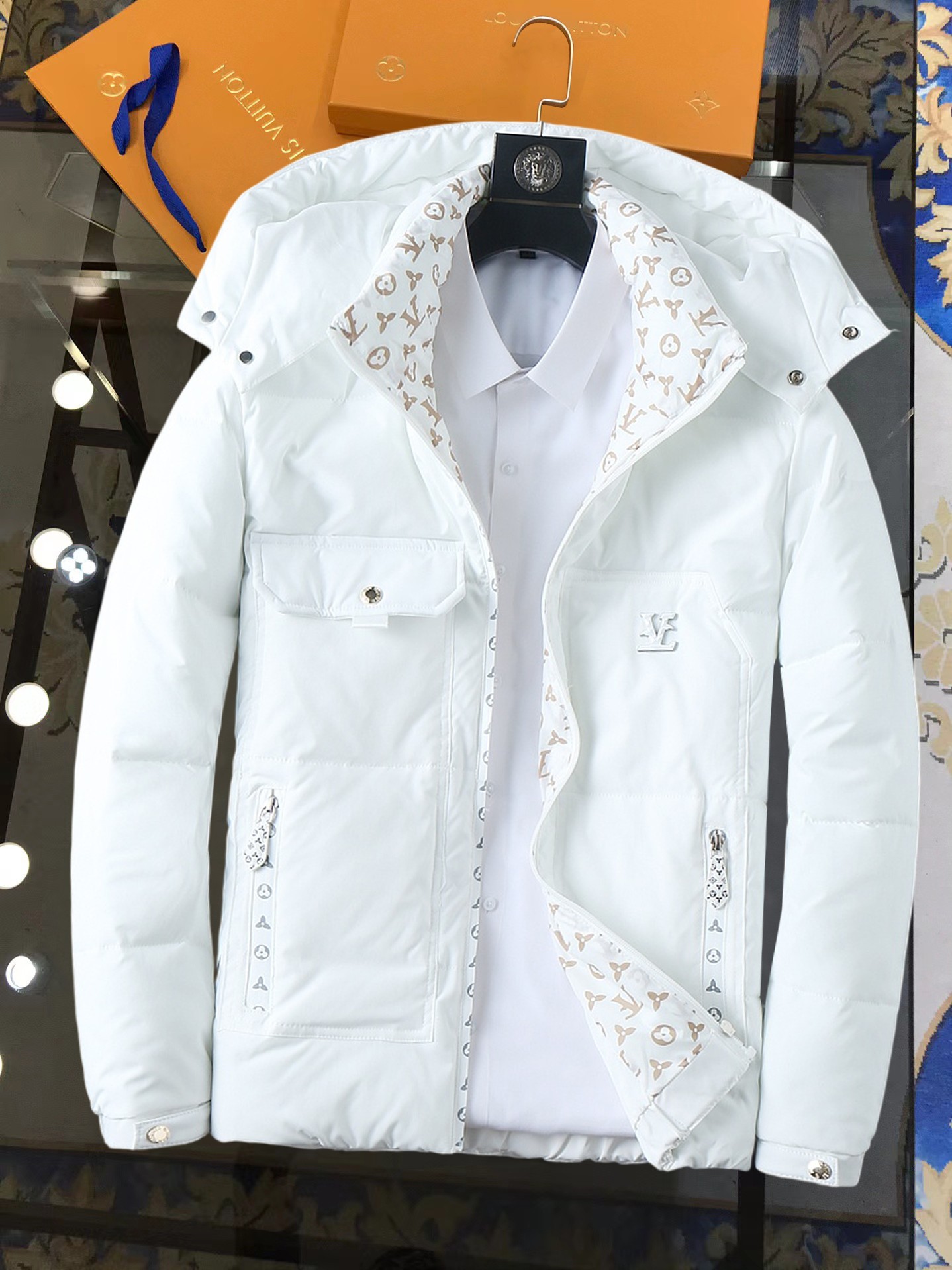 NO:728612,Support replacement after the year!  LV three-standard complete ss new winter down jacket, the new product on the show is in perfect condition, comfortable and warm, the color is full and attractive, the very outstanding design can easily enhance the fashion sense, the workmanship is extremely sophisticated and rigorous, and the wiring is neat and meticulous!  A masterpiece from a famous designer!  The upper body does not look bloated and is super handsome!  Available sizes M ~ XXXL,,louis vuitton,jackets & coats,down jacket,19860909支持年后退换！ LV 三标齐全 ss冬季新款羽绒棉服外套,秀场新品品相非常完美,舒适保暖,色泽饱满诱人,非常出彩的设计,轻松将时髦感进阶,做工极为考究严谨,走线工整细致！大牌设计师巨作！上身不显臃肿、超级帅气！现货码数M ～ XXXL,,louis vuitton,jackets & coats,down jacket,,Men's clothing