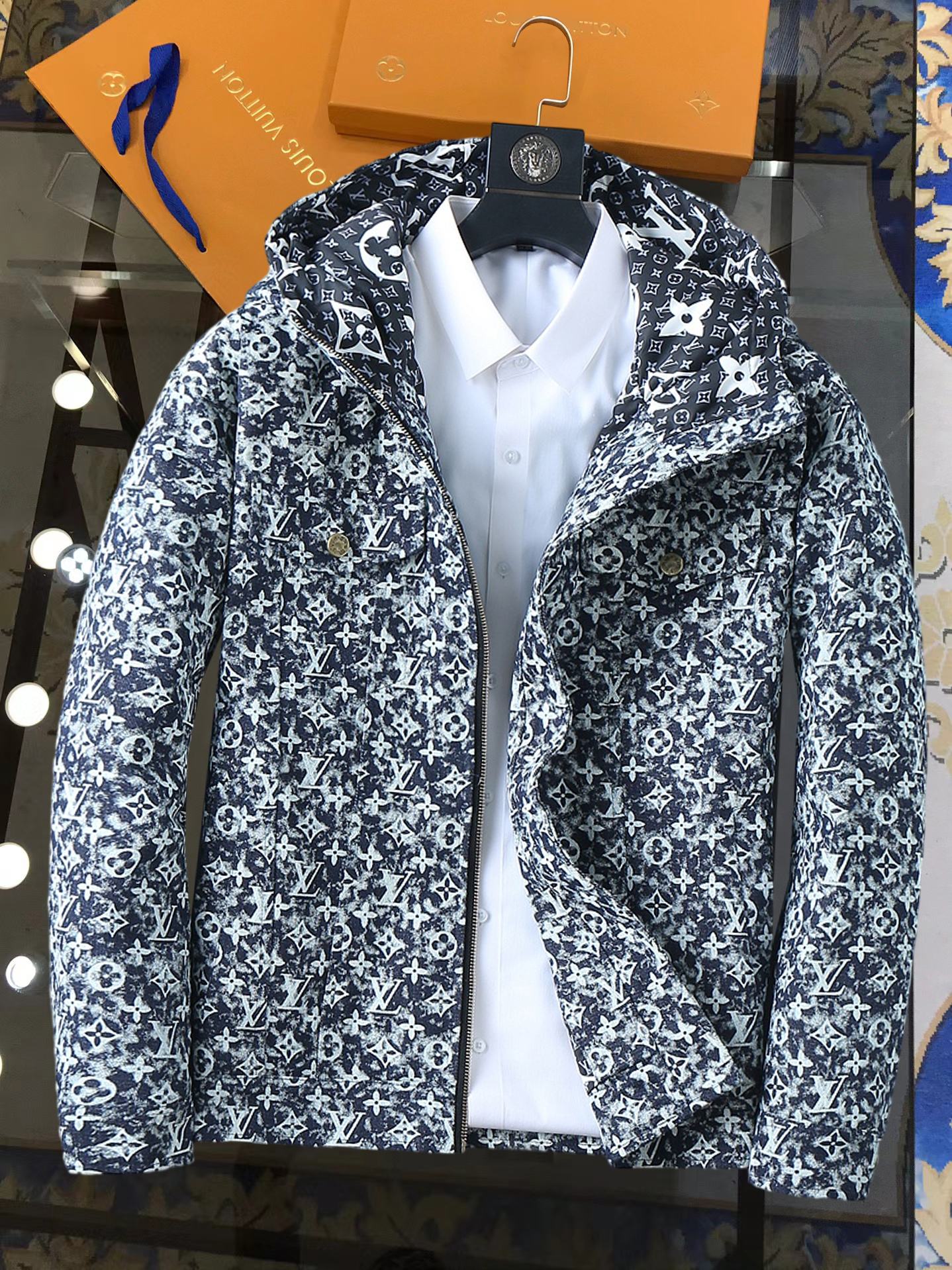 NO:728550,Support replacement after the year!  LV's new autumn and winter Niuzi down jacket. This is known as the most expensive down jacket in the world, all 90 down. With a classic logo combination, it is full of visual impact at first sight. It has better thermal insulation performance, is light and not heavy, and has good loft recovery after compression, and it can gather heat and lock in temperature!  Personalized color matching design, fresh and energetic!  There are too many versions circulating in the market. In addition to the different fabrics and workmanship, the biggest difference is that the filling is not goose down at all but feather silk or velvet, etc., and it is not easy to distinguish for those who don’t understand. In addition, the fabrics and workmanship are definitely not of the same level. In short, look for us and you will never go astray. All the exclusive full colors are purchased from genuine development. If you understand the quality of our down jackets, you can safely recommend it with your eyes closed. The three standards are complete!  Uniform series for men and women!  Size M-3XL. Maximum wear is 195 pounds.,,louis vuitton,down jacket,19860909支持年后退换！ LV 秋冬新款牛子羽绒服.这款号称羽绒服届最贵的,全部90绒的.带着经典的Logo组合搭配,第一眼看到就是满满的视觉冲击,保暖性能更出色,轻便不厚重,且压缩后的蓬松度恢复性好,聚热锁温！个性的拼色设计,清新有活力！市面流通的版本实在太多了,除了面料做工不同外,最大的区别就是填充物根本不是鹅绒而是羽丝或手感绒等等,而不懂的根本不容易区分.另外面料和做工也绝对不是一个级别,总之认准我们,让你绝对不跑偏,独家全色全部购入正版开发,懂我们家羽绒服质量的,完全可以放心闭眼推.三标齐全！男女同款系列！码数M-3XL.最大穿到195斤.,,louis vuitton,down jacket,,Men's clothing