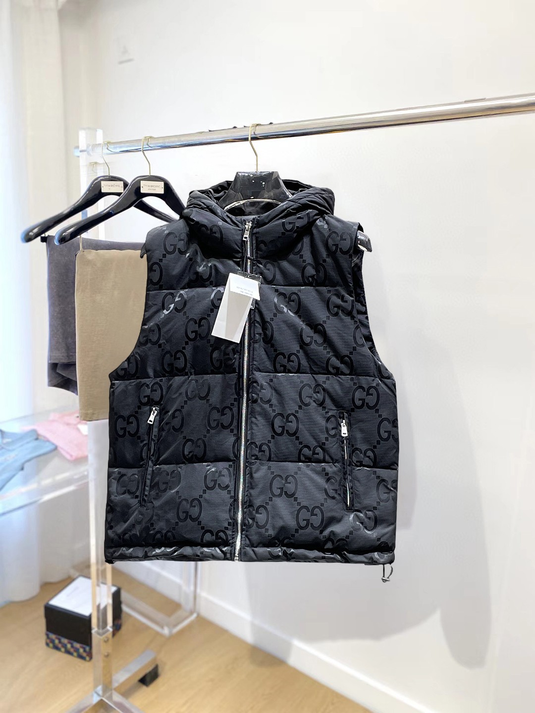 NO:712605,Support replacement after the year!  Gucci 2025FW down vest, a must-have item for fashionistas!  Advanced customization: The highest standard 90 white goose down, the ingredients are tested, and the first-class thermal performance. Double-layer gallbladder cloth inside to ensure that the goose down will not drill out. Customized high-density waterproof nylon fabric. High-end texture and durability. The quality can reach the purchase level. Super versatile, the upper body effect is great!  Size M~3XL,,down jacket,19860909支持年后退换！ 古奇 2025FW羽绒马甲 潮人必备单品！高级定制 最高标准90白鹅绒,成分支持检测,一流保暖性能.内里双层胆布,以保证鹅绒不会钻出,定制高密度防水尼龙面料.高端质感及耐用性.品质可达代购级别. 超级百搭,上身效果超赞！ 尺码M~3XL,,down jacket,,Men's clothing