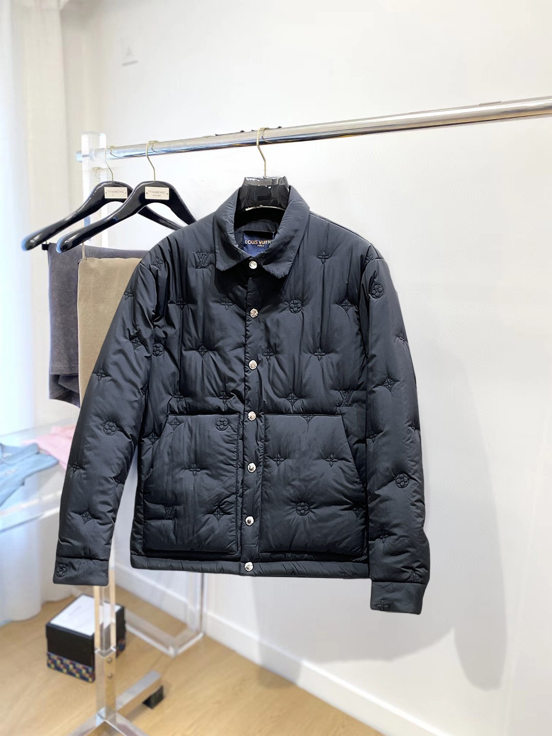 NO:712599,Support replacement after the year!  L_V 2025ss new winter down jacket with complete three standards, the new product on the show is in perfect condition, comfortable and warm, the color is full and attractive, the design is very outstanding, it can easily enhance the fashion sense, the workmanship is extremely sophisticated and rigorous, and the wiring is neat and meticulous!  A masterpiece from a famous designer!  The upper body does not look bloated and is super handsome!  Available sizes M ~ XXXL,,jackets & coats,down jacket,19860909支持年后退换！ L_V 三标齐全 2025ss冬季新款羽绒棉服外套,秀场新品品相非常完美,舒适保暖,色泽饱满诱人,非常出彩的设计,轻松将时髦感进阶,做工极为考究严谨,走线工整细致！大牌设计师巨作！上身不显臃肿、超级帅气！现货码数M ～ XXXL,,jackets & coats,down jacket,,Men's clothing