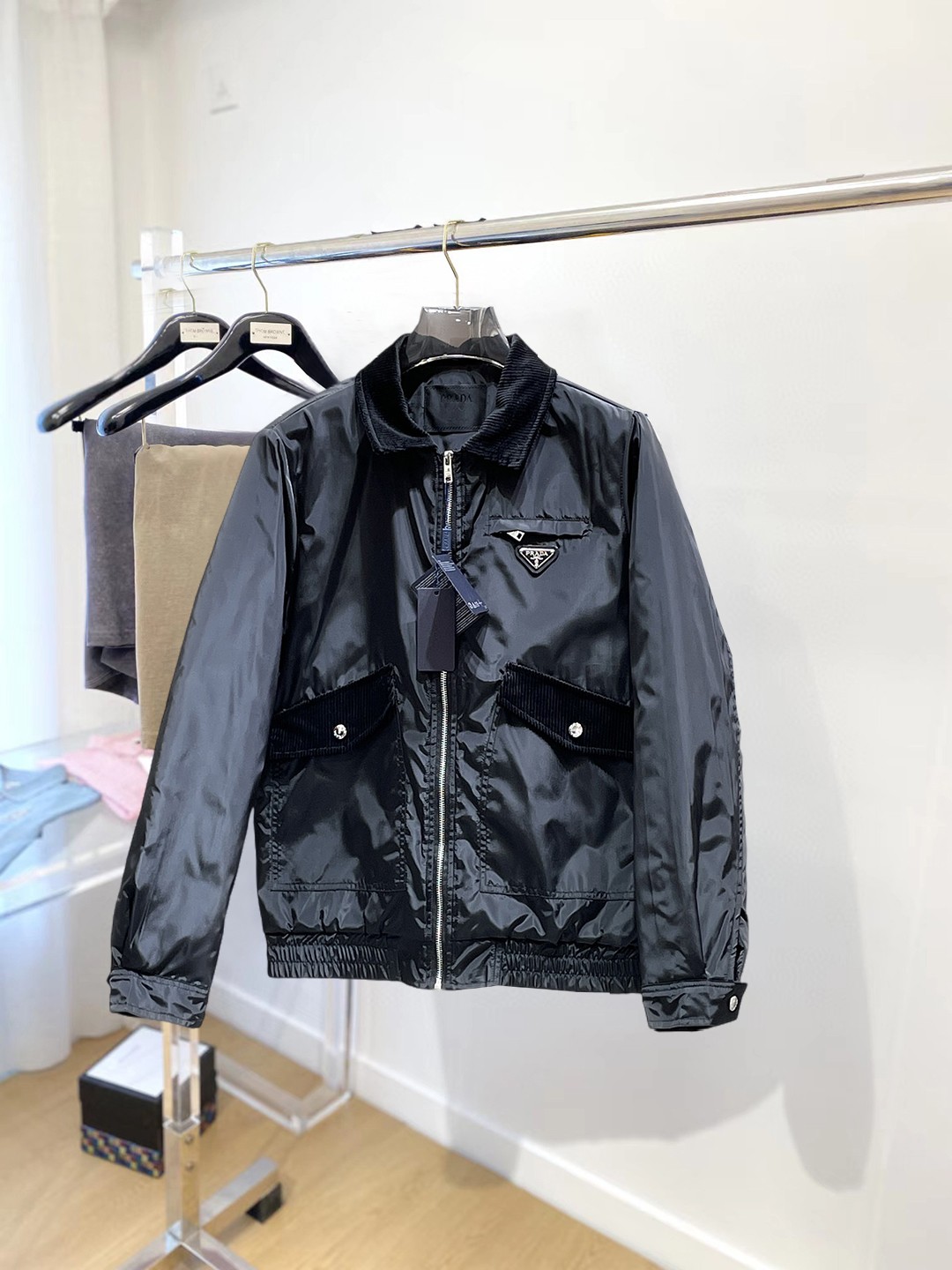 NO:712601,Support replacement after the year!  Prada's new 2025ss winter down jacket with all three standards is in perfect condition. It's comfortable and warm, and the color is full and attractive. The design is very outstanding, and it can easily enhance the sense of fashion. The workmanship is extremely sophisticated and rigorous, and the wiring is neat and meticulous!  A masterpiece from a famous designer!  The upper body does not look bloated and is super handsome!  Available sizes M ~ XXXL,,prada,jackets & coats,down jacket,19860909支持年后退换！ 普拉达 三标齐全 2025ss冬季新款羽绒棉服外套,秀场新品品相非常完美,舒适保暖,色泽饱满诱人,非常出彩的设计,轻松将时髦感进阶,做工极为考究严谨,走线工整细致！大牌设计师巨作！上身不显臃肿、超级帅气！现货码数M ～ XXXL,,prada,jackets & coats,down jacket,,Men's clothing