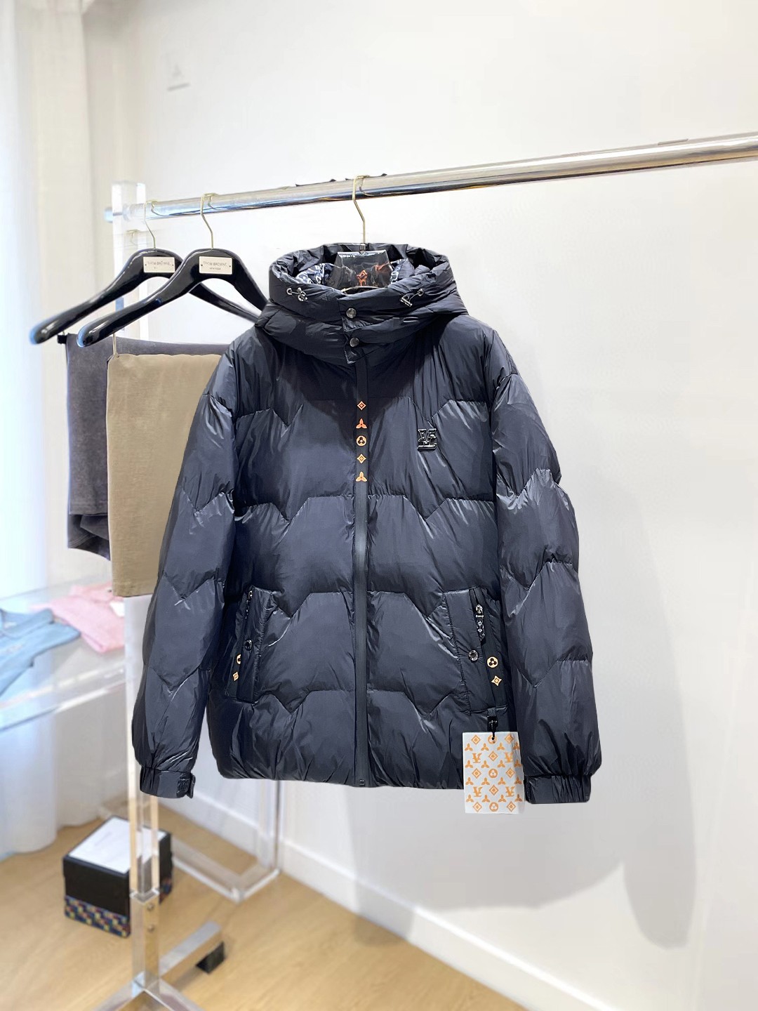 NO:712603,Support replacement after the year!  LV three-standard complete 2025ss winter new down jacket, the new product on the show is in perfect condition, comfortable and warm, the color is full and attractive, the design is very outstanding, it can easily enhance the fashion sense, the workmanship is extremely sophisticated and rigorous, and the wiring is neat and meticulous!  A masterpiece from a famous designer!  The upper body does not look bloated and is super handsome!  Available sizes M ~ XXXL,,louis vuitton,jackets & coats,down jacket,19860909支持年后退换！ LV 三标齐全 2025ss冬季新款羽绒棉服外套,秀场新品品相非常完美,舒适保暖,色泽饱满诱人,非常出彩的设计,轻松将时髦感进阶,做工极为考究严谨,走线工整细致！大牌设计师巨作！上身不显臃肿、超级帅气！现货码数M ～ XXXL,,louis vuitton,jackets & coats,down jacket,,Men's clothing