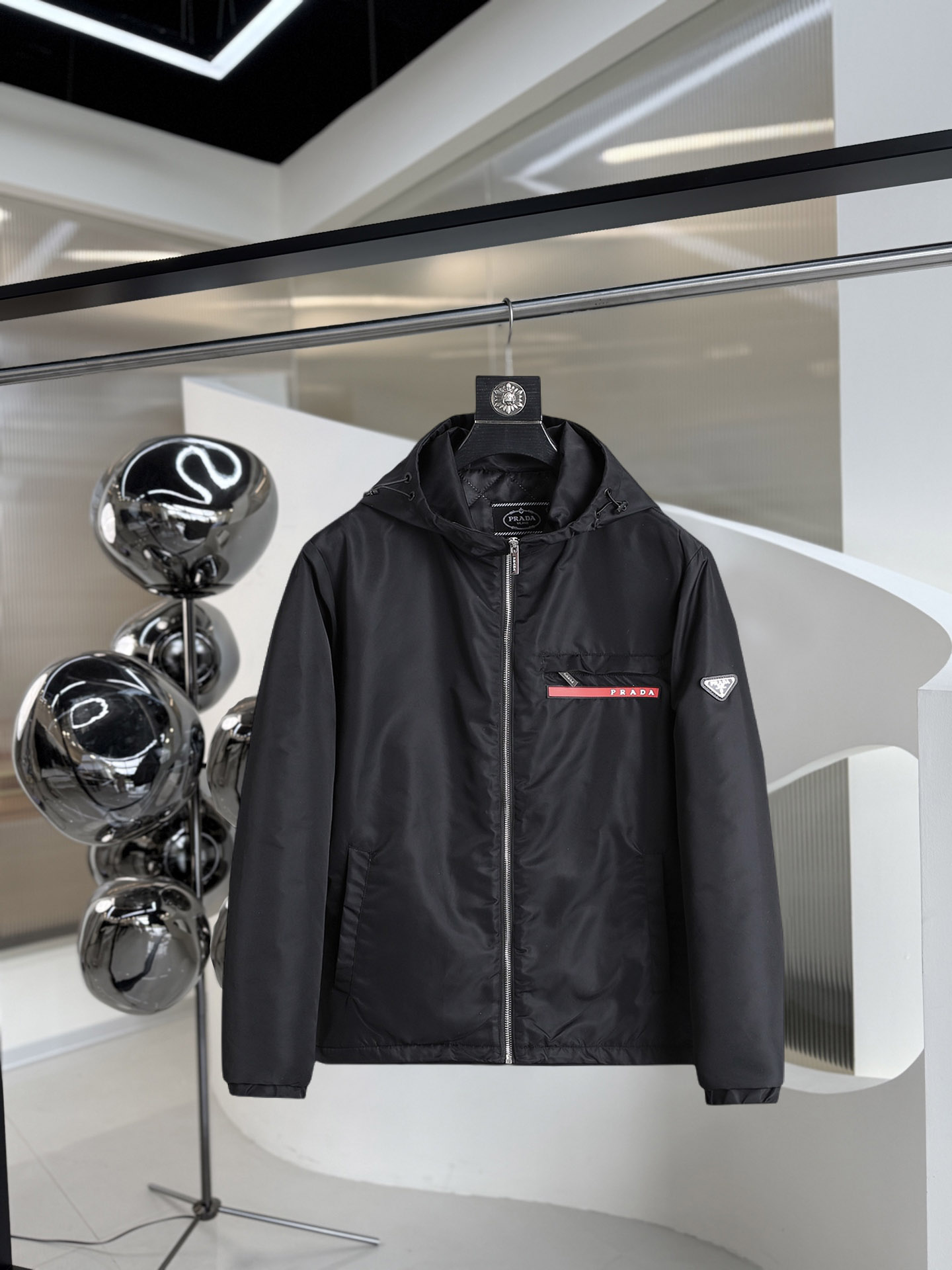 NO:626261,The hottest item for autumn, Prada has all three standards, ss new winter down jacket and cotton jacket, the new product on the show is in perfect condition, comfortable and warm, the color is full and attractive, the design is very brilliant, it can easily enhance the sense of fashion, the workmanship is extremely sophisticated and rigorous, and the wiring is neat and meticulous!  A masterpiece from a famous designer!  The upper body does not look bloated and is super handsome!  Available sizes M ~ XXXL,,prada,jackets & coats,down jacket,alexander wang19860909开秋爆款, 普拉达 三标齐全 ss冬季新款羽绒棉服加棉外套,秀场新品品相非常完美,舒适保暖,色泽饱满诱人,非常出彩的设计,轻松将时髦感进阶,做工极为考究严谨,走线工整细致！大牌设计师巨作！上身不显臃肿、超级帅气！现货码数M ～ XXXL,,prada,jackets & coats,down jacket,alexander wang,Men's clothing