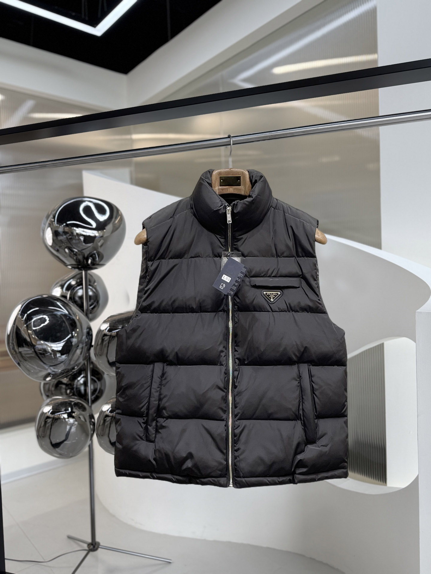 NO:626295,Prada FW down vest is a must-have item for fashionistas!  Advanced customization: The highest standard 90 white goose down, the ingredients are tested, and the first-class thermal performance. Double-layer gallbladder cloth inside to ensure that the goose down will not drill out. Customized high-density waterproof nylon fabric. High-end texture and durability. The quality can reach the purchase level. Super versatile, the upper body effect is great!  Size M~3XL,,prada,down jacket,alexander wang19860909普拉达 FW羽绒马甲 潮人必备单品！高级定制 最高标准90白鹅绒,成分支持检测,一流保暖性能.内里双层胆布,以保证鹅绒不会钻出,定制高密度防水尼龙面料.高端质感及耐用性.品质可达代购级别. 超级百搭,上身效果超赞！ 尺码M~3XL,,prada,down jacket,alexander wang,Men's clothing