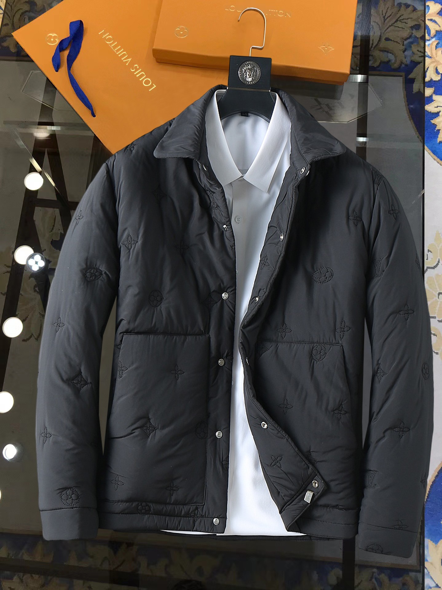 NO:728495,Support replacement after the year!  LV three-standard complete ss new winter down jacket, the new product on the show is in perfect condition, comfortable and warm, the color is full and attractive, the very outstanding design can easily enhance the fashion sense, the workmanship is extremely sophisticated and rigorous, and the wiring is neat and meticulous!  A masterpiece from a famous designer!  The upper body does not look bloated and is super handsome!  Available sizes M ~ XXXL,,louis vuitton,jackets & coats,down jacket,19860909支持年后退换！ LV 三标齐全 ss冬季新款羽绒棉服外套,秀场新品品相非常完美,舒适保暖,色泽饱满诱人,非常出彩的设计,轻松将时髦感进阶,做工极为考究严谨,走线工整细致！大牌设计师巨作！上身不显臃肿、超级帅气！现货码数M ～ XXXL,,louis vuitton,jackets & coats,down jacket,,Men's clothing
