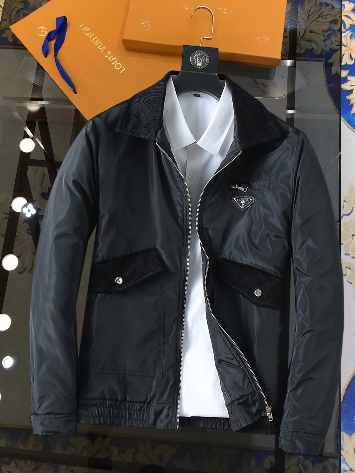 NO:728503,Support replacement after the year!  Prada's three-standard complete ss new winter down jacket, the new product on the show is in perfect condition, comfortable and warm, the color is full and attractive, the design is very outstanding, it can easily enhance the sense of fashion, the workmanship is extremely sophisticated and rigorous, and the wiring is neat and meticulous!  A masterpiece from a famous designer!  The upper body does not look bloated and is super handsome!  Available sizes M ~ XXXL,,prada,jackets & coats,down jacket,19860909支持年后退换！ 普拉达 三标齐全 ss冬季新款羽绒棉服外套,秀场新品品相非常完美,舒适保暖,色泽饱满诱人,非常出彩的设计,轻松将时髦感进阶,做工极为考究严谨,走线工整细致！大牌设计师巨作！上身不显臃肿、超级帅气！现货码数M ～ XXXL,,prada,jackets & coats,down jacket,,Men's clothing