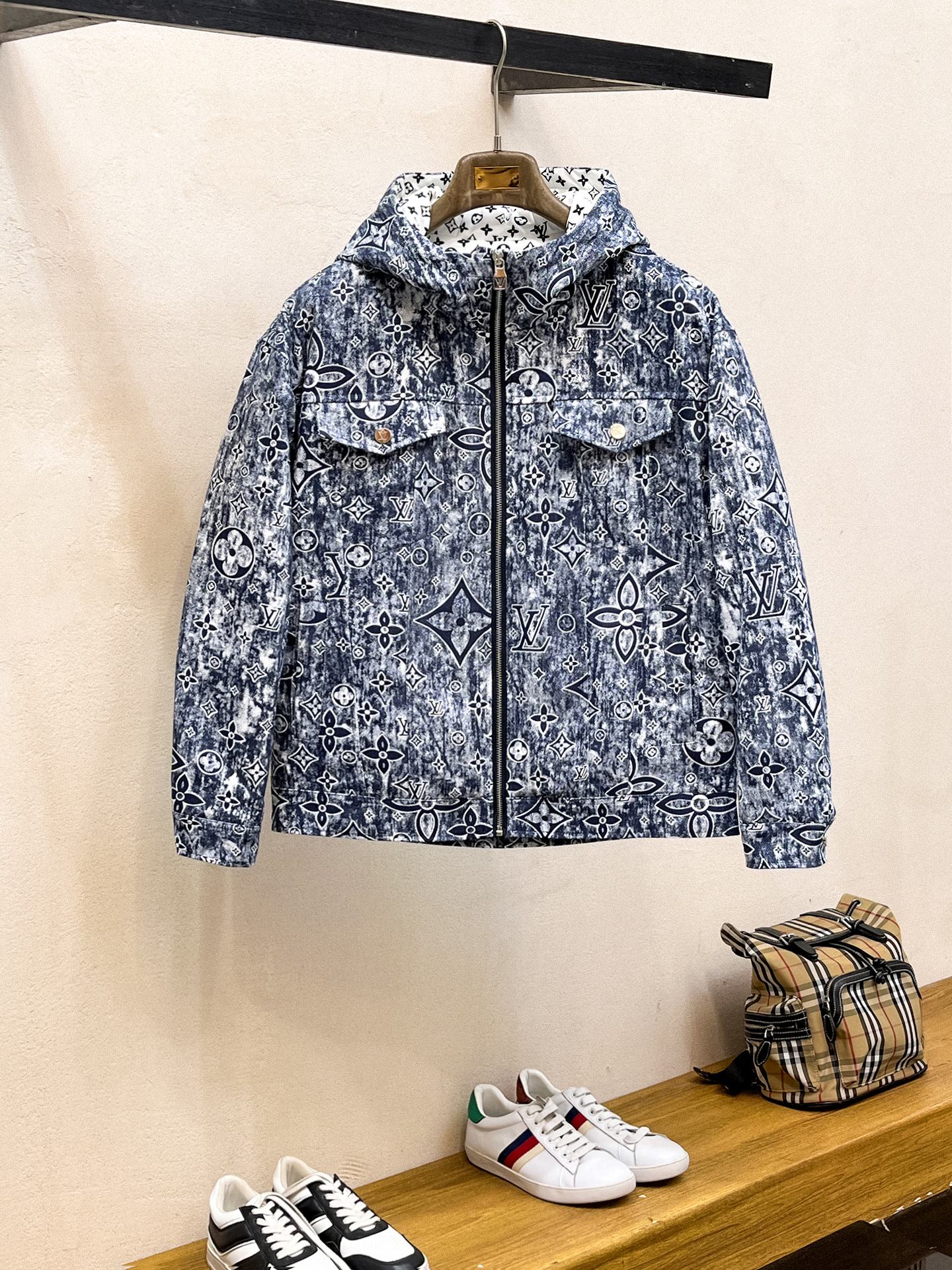 NO:646209,LV 2025ss new winter product, fashionable top down jacket, filled with imported down, the highest quality on the market, imported fabrics, the highest lining standards, no down, all accessories and hardware are custom-made from the original factory, 10 years of focus on clothing production, ensuring the smoothness of each piece of clothing, the Rolls Royce of down jackets. Sizes M-L-XL-2XL-3XL, Louis Vuitton, down jacket, alexander wang19860909LV 2025ss冬季新品,时尚顶级羽绒服 填充进口羽绒朵,市面最高品质,进口面料,里布最高标准,绝不跑绒,辅料五金全部原厂定做,10年专注服装生产,保证每件衣服的平整性,羽绒服界的劳斯莱斯 尺码M-L-XL-2XL-3XL,,louis vuitton,down jacket,alexander wang,Men's clothing