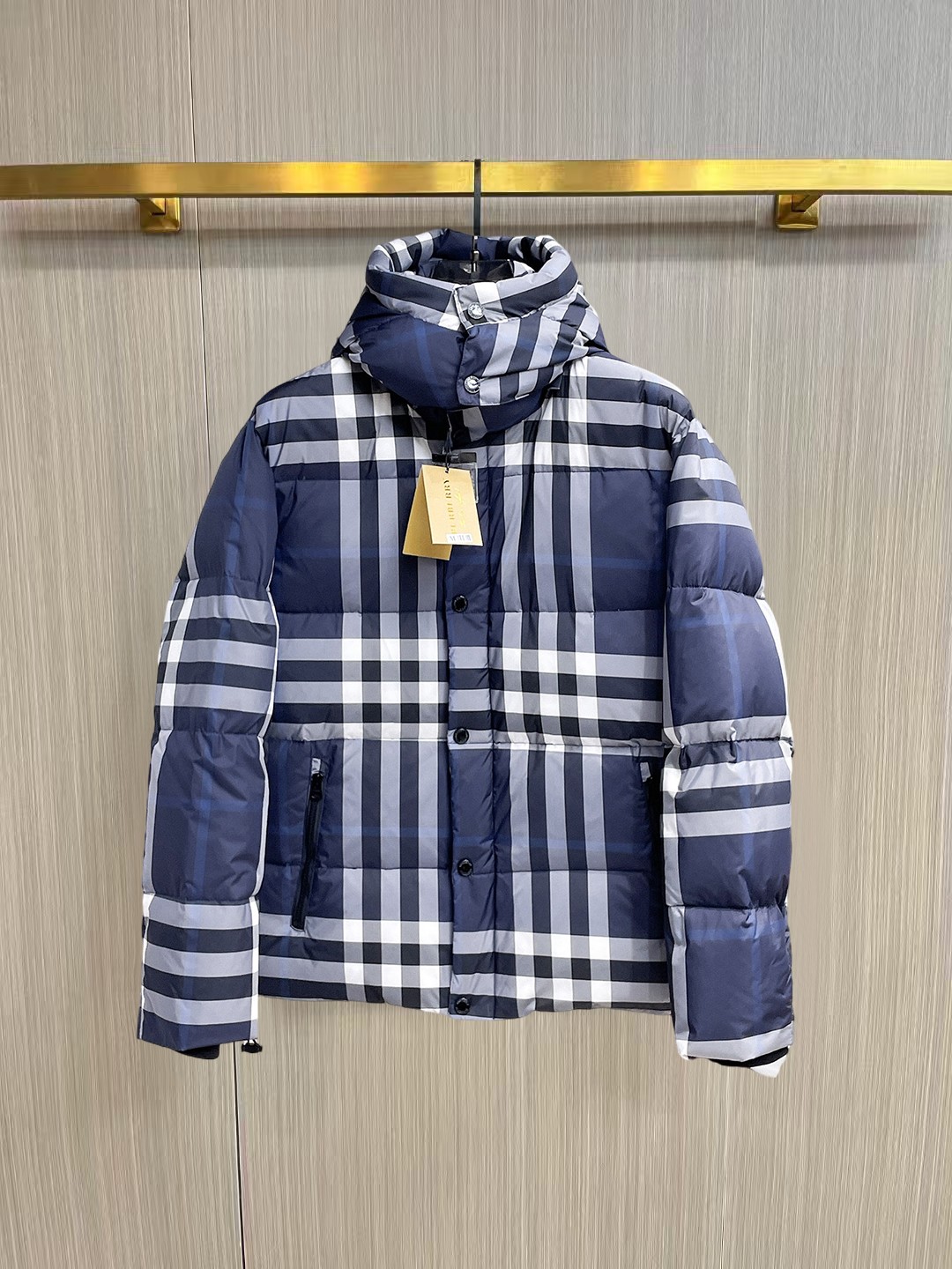 NO:653637,Burberry's new winter down 90 white duck down jacket, the new product on the show is in perfect condition, comfortable and warm, the color is full and attractive, the very outstanding design can easily enhance the fashion sense, the workmanship is extremely sophisticated and rigorous, and the wiring is neat and meticulous!  A masterpiece from a famous designer!  The upper body does not look bloated and is super handsome!  Counter size M～XXXL,,burberry,jackets & coats,down jacket,alexander wang19860909巴宝莉 冬季新款羽绒90白鸭绒外套,秀场新品品相非常完美,舒适保暖,色泽饱满诱人,非常出彩的设计,轻松将时髦感进阶,做工极为考究严谨,走线工整细致！大牌设计师巨作！上身不显臃肿、超级帅气！柜台码数M～XXXL,,burberry,jackets & coats,down jacket,alexander wang,Men's clothing