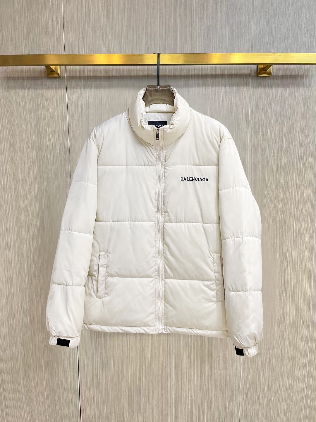 NO:653675,Balenciaga's three-standard complete ss new winter down jacket, the new product on the show is in perfect condition, comfortable and warm, the color is full and attractive, the design is very brilliant, it can easily enhance the sense of fashion, the workmanship is extremely sophisticated and rigorous, and the wiring is neat and meticulous!  A masterpiece from a famous designer!  The upper body does not look bloated and is super handsome!  Available sizes M ~ XXXL,,balenciaga,jackets & coats,down jacket,alexander wang19860909巴黎世家 三标齐全 ss冬季新款羽绒棉服外套,秀场新品品相非常完美,舒适保暖,色泽饱满诱人,非常出彩的设计,轻松将时髦感进阶,做工极为考究严谨,走线工整细致！大牌设计师巨作！上身不显臃肿、超级帅气！现货码数M ～ XXXL,,balenciaga,jackets & coats,down jacket,alexander wang,Men's clothing