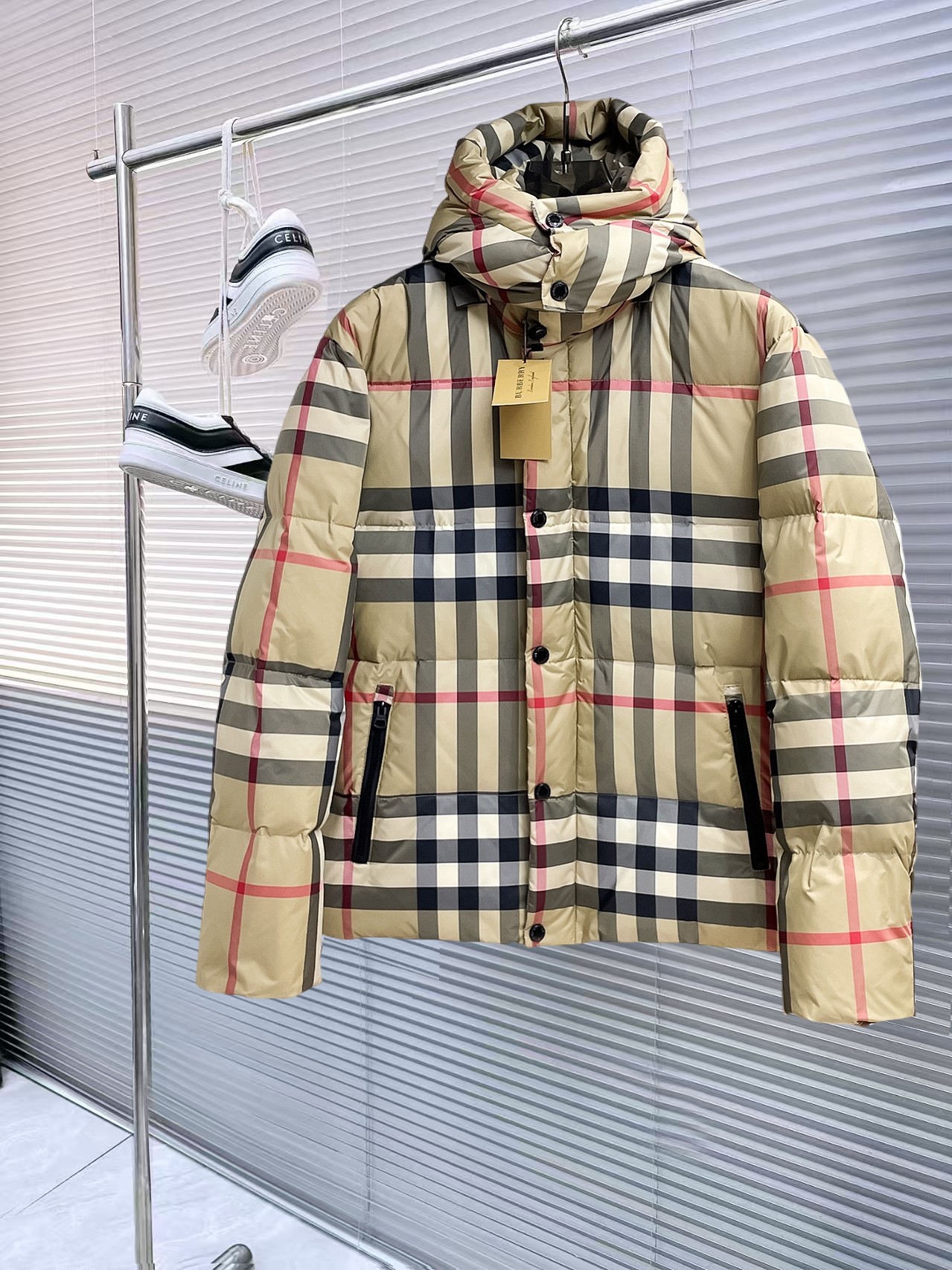 NO:727942,Support replacement after the year!  Burberry's 2025ss winter new fashion top down jacket is filled with imported down, the highest quality on the market, imported fabrics, the highest lining standards, never down, auxiliary materials and hardware are all custom-made from the original factory, 10 years of focus on clothing production, ensuring the smoothness of each piece of clothing, the Rolls-Royce of the down jacket industry, sizes M-L-XL-2XL-3XL,, burberry, down jacket,19860909支持年后退换！ 巴宝莉 2025ss冬季新品时尚顶级羽绒服 填充进口羽绒朵,市面最高品质,进口面料,里布最高标准,绝不跑绒,辅料五金全部原厂定做,10年专注服装生产,保证每件衣服的平整性,羽绒服界的劳斯莱斯 尺码M-L-XL-2XL-3XL,,burberry,down jacket,,Men's clothing