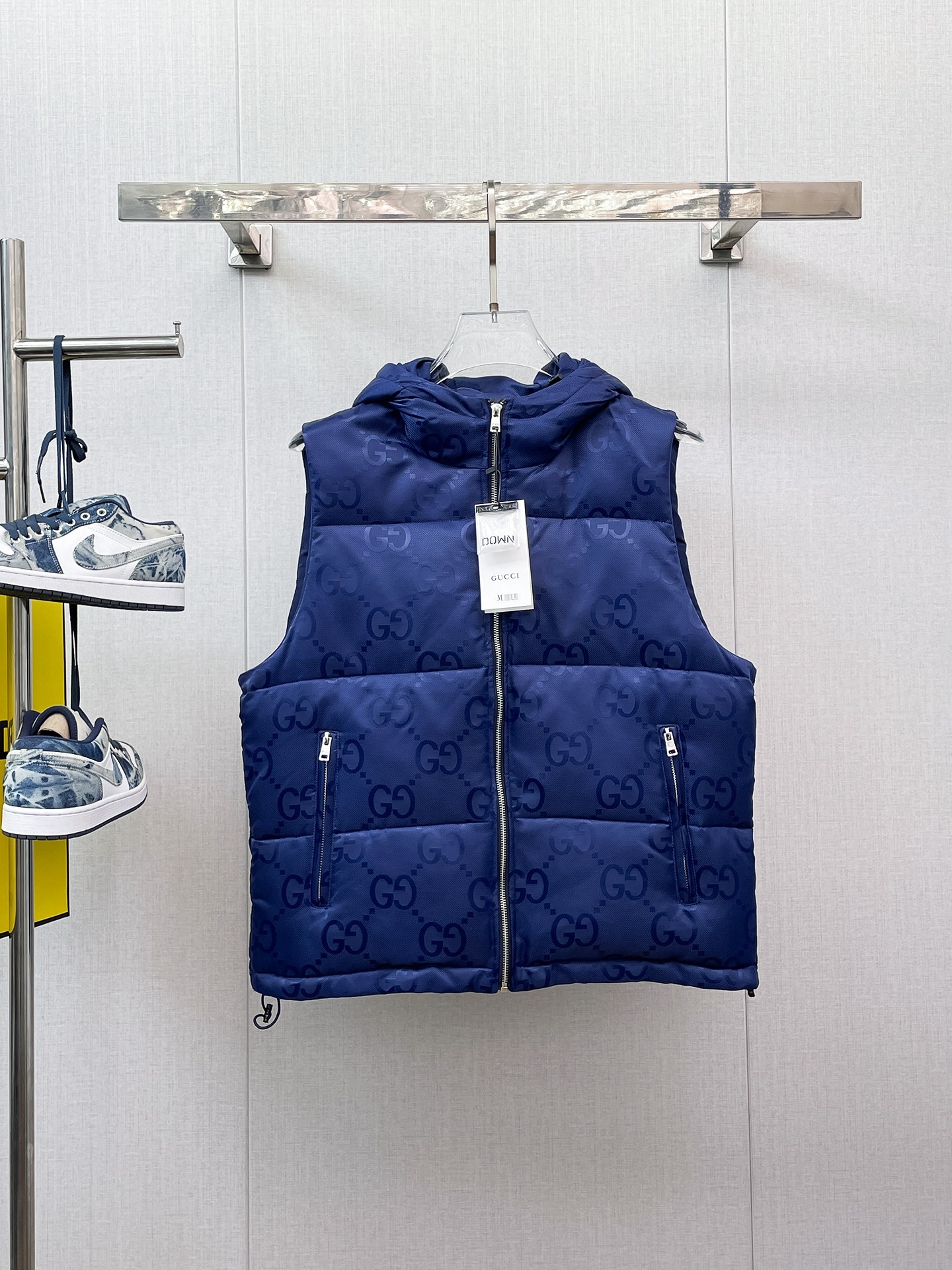 NO:658086,Gucci 2025FW down vest, a must-have item for fashionistas!  Advanced customization: The highest standard 90 white goose down, the ingredients are tested, and the first-class thermal performance. Double-layer gallbladder cloth inside to ensure that the goose down will not drill out. Customized high-density waterproof nylon fabric. High-end texture and durability. The quality can reach the purchase level. Super versatile, the upper body effect is great!  Size M~3XL,,down jacket,alexander wang19860909古奇 2025FW羽绒马甲 潮人必备单品！高级定制 最高标准90白鹅绒,成分支持检测,一流保暖性能.内里双层胆布,以保证鹅绒不会钻出,定制高密度防水尼龙面料.高端质感及耐用性.品质可达代购级别. 超级百搭,上身效果超赞！ 尺码M~3XL,,down jacket,alexander wang,Men's clothing