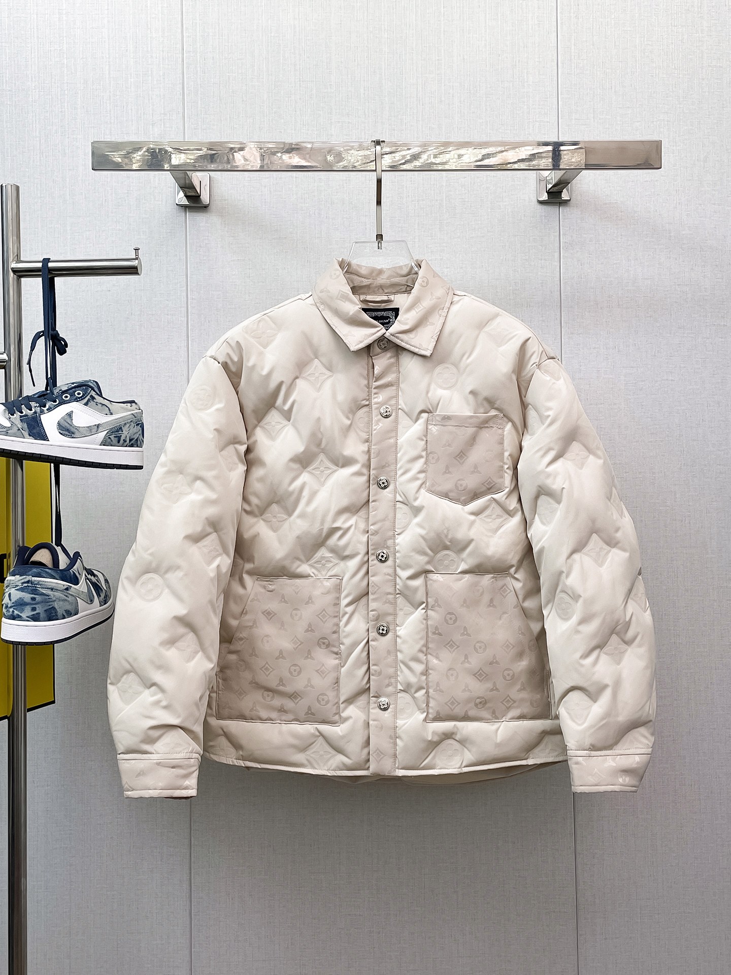 NO:658084,LV three-standard complete 2025ss winter new down jacket, the new product on the show is in perfect condition, comfortable and warm, the color is full and attractive, the design is very outstanding, it can easily enhance the fashion sense, the workmanship is extremely sophisticated and rigorous, and the wiring is neat and meticulous!  A masterpiece from a famous designer!  The upper body does not look bloated and is super handsome!  Available sizes M ~ XXXL,,louis vuitton,jackets & coats,down jacket,alexander wang19860909LV 三标齐全 2025ss冬季新款羽绒棉服外套,秀场新品品相非常完美,舒适保暖,色泽饱满诱人,非常出彩的设计,轻松将时髦感进阶,做工极为考究严谨,走线工整细致！大牌设计师巨作！上身不显臃肿、超级帅气！现货码数M ～ XXXL,,louis vuitton,jackets & coats,down jacket,alexander wang,Men's clothing