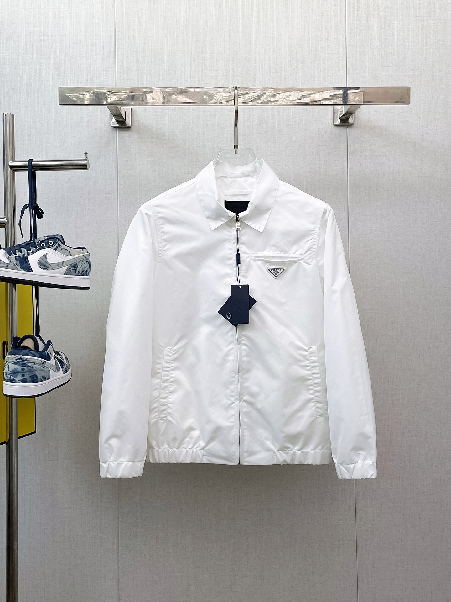 NO:658047,The same model from Prada official website, complete with three labels, on sale in advance. 2025ss new men's leather jacket jacket for autumn, high-end version with complete three labels from original order. Custom-made fabrics at the counter. Highly breathable and comfortable, impeccable details, brand element design concept, reflecting high quality. Delicate and soft feel. Casual tailoring, excellent upper body shape. Size M～3XL, maximum wearing capacity is 195 catties., prada,jackets & coats,jackets & coats,leather jacket,alexander  wang19860909普拉达官网同款,三标齐全,提前发售 2025ss开秋新款男士皮衣夹克外套,原单三标齐全高端版本 专柜定制面料 透气舒适度高,细节无可挑剔,品牌元素设计理念,体现高品质.手感细腻柔软 呈现休闲裁剪,上身版型超赞 码数M～3XL,最大穿195斤,,prada,jackets & coats,jackets & coats,leather jacket,alexander wang,Men's clothing