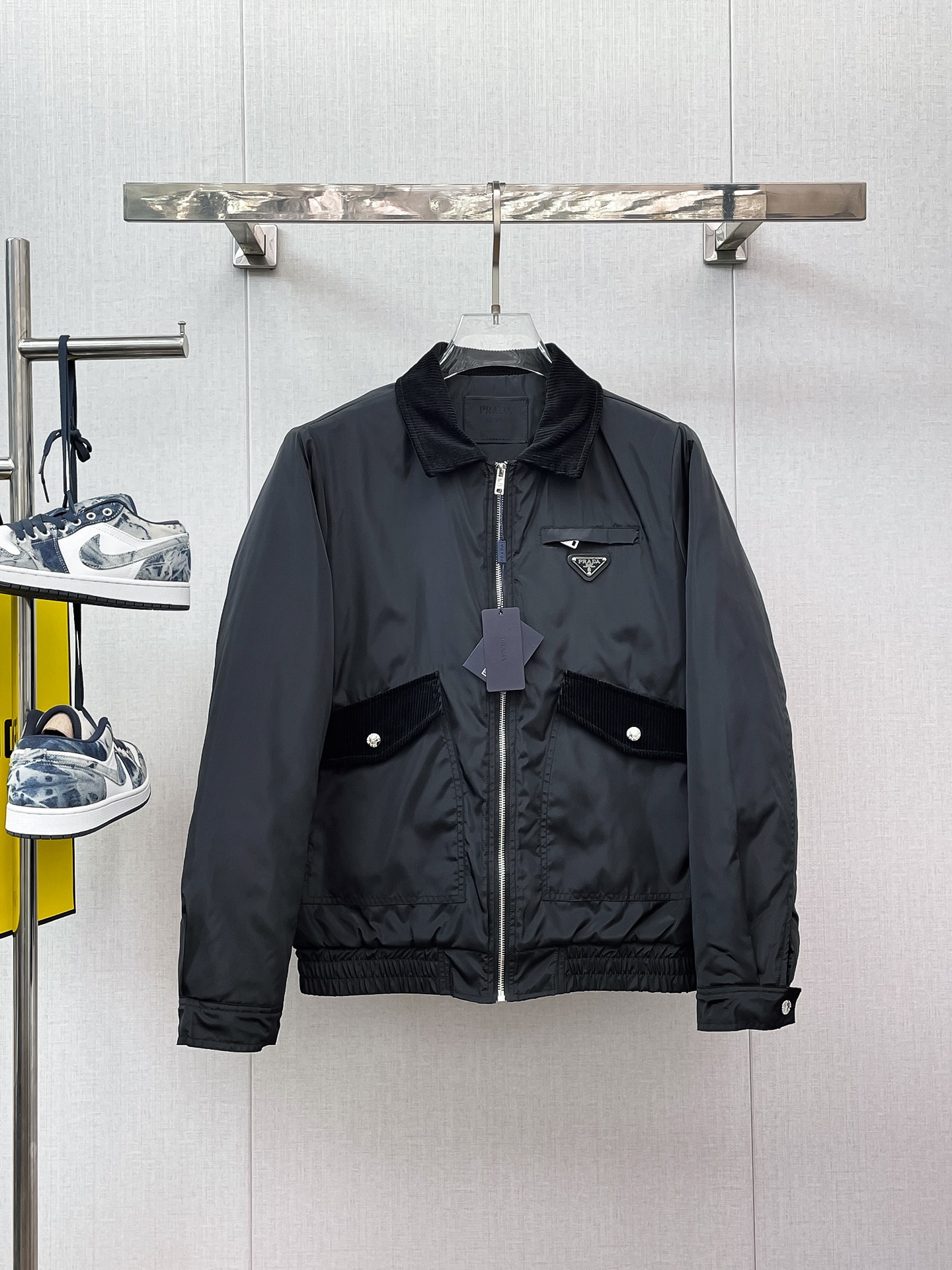 NO:658089,Prada's new 2025ss winter down jacket with all three standards is in perfect condition. It's comfortable and warm, and the color is full and attractive. The design is very outstanding, and it can easily enhance the sense of fashion. The workmanship is extremely sophisticated and rigorous, and the wiring is neat and meticulous!  A masterpiece from a famous designer!  The upper body does not look bloated and is super handsome!  Available sizes M ~ XXXL,,prada,jackets & coats,down jacket,alexander wang19860909普拉达 三标齐全 2025ss冬季新款羽绒棉服外套,秀场新品品相非常完美,舒适保暖,色泽饱满诱人,非常出彩的设计,轻松将时髦感进阶,做工极为考究严谨,走线工整细致！大牌设计师巨作！上身不显臃肿、超级帅气！现货码数M ～ XXXL,,prada,jackets & coats,down jacket,alexander wang,Men's clothing