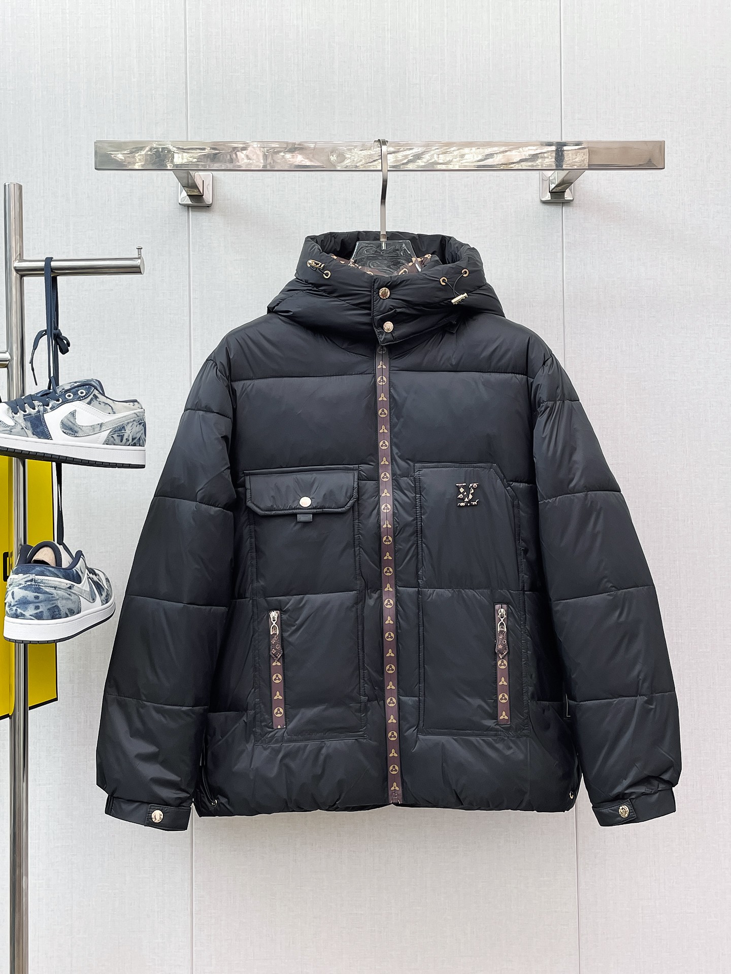 NO:658081,LV three-standard complete 2025ss winter new down jacket, the new product on the show is in perfect condition, comfortable and warm, the color is full and attractive, the design is very outstanding, it can easily enhance the fashion sense, the workmanship is extremely sophisticated and rigorous, and the wiring is neat and meticulous!  A masterpiece from a famous designer!  The upper body does not look bloated and is super handsome!  Available sizes M ~ XXXL,,louis vuitton,jackets & coats,down jacket,alexander wang19860909LV 三标齐全 2025ss冬季新款羽绒棉服外套,秀场新品品相非常完美,舒适保暖,色泽饱满诱人,非常出彩的设计,轻松将时髦感进阶,做工极为考究严谨,走线工整细致！大牌设计师巨作！上身不显臃肿、超级帅气！现货码数M ～ XXXL,,louis vuitton,jackets & coats,down jacket,alexander wang,Men's clothing