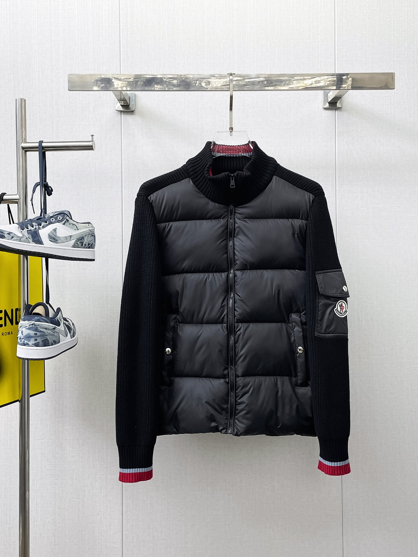 NO:658076,Mengkou, complete with three standards, 2025ss new winter down jacket, the new product in the show is in perfect condition, comfortable and warm, the color is full and attractive, the very outstanding design can easily enhance the fashion sense, the workmanship is extremely sophisticated and rigorous, and the wiring is neat and meticulous!  A masterpiece from a famous designer!  The upper body does not look bloated and is super handsome!  Available sizes M ~ XXXL,,Moncler,jackets & coats,down jacket,alexander wang19860909蒙口 三标齐全 2025ss冬季新款羽绒棉服外套,秀场新品品相非常完美,舒适保暖,色泽饱满诱人,非常出彩的设计,轻松将时髦感进阶,做工极为考究严谨,走线工整细致！大牌设计师巨作！上身不显臃肿、超级帅气！现货码数M ～ XXXL,,Moncler,jackets & coats,down jacket,alexander wang,Men's clothing