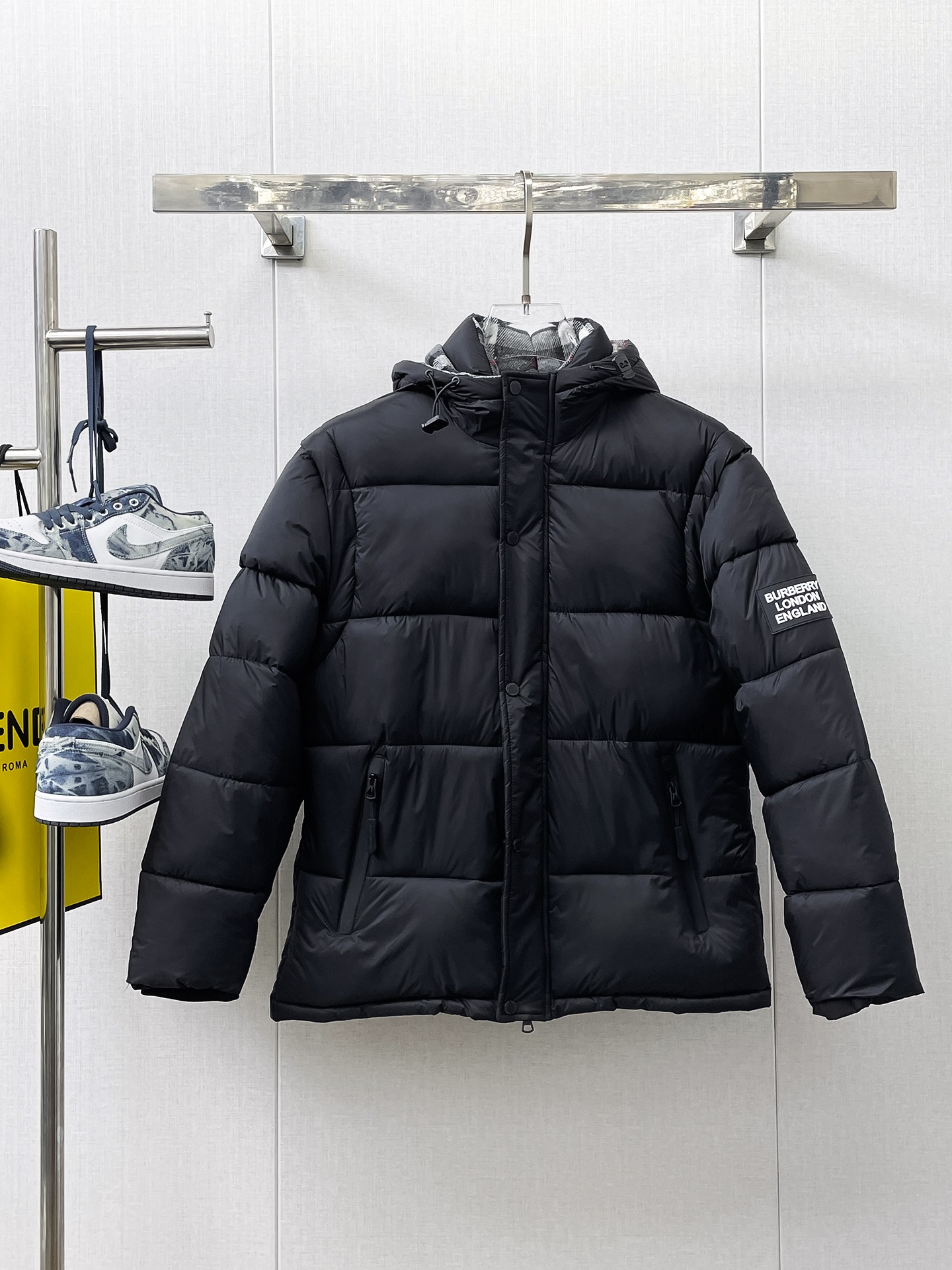 NO:658119,Burberry's new 2025ss winter down jacket with all three standards, the new product on the show is in perfect condition, comfortable and warm, the color is full and attractive, the design is very outstanding, it can easily enhance the fashion sense, the workmanship is extremely sophisticated and rigorous, and the wiring is neat and meticulous!  A masterpiece from a famous designer!  The upper body does not look bloated and is super handsome!  Available sizes M ~ XXXL,,burberry,jackets & coats,down jacket,alexander wang19860909巴宝莉 三标齐全 2025ss冬季新款羽绒棉服外套,秀场新品品相非常完美,舒适保暖,色泽饱满诱人,非常出彩的设计,轻松将时髦感进阶,做工极为考究严谨,走线工整细致！大牌设计师巨作！上身不显臃肿、超级帅气！现货码数M ～ XXXL,,burberry,jackets & coats,down jacket,alexander wang,Men's clothing