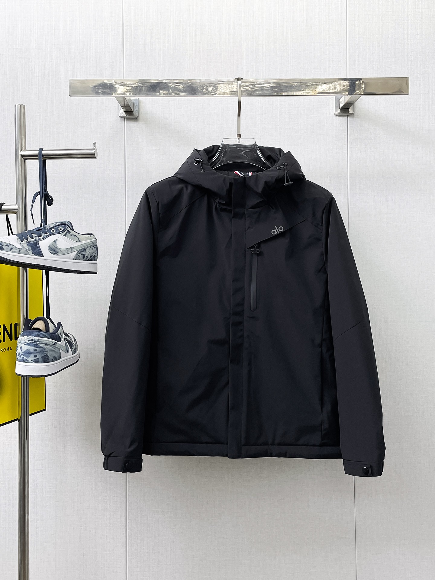 NO:658104,alo's 2025ss new winter down jacket with all three standards, the new product on the show is in perfect condition, comfortable and warm, the color is full and attractive, the design is very outstanding, it can easily enhance the fashion sense, the workmanship is extremely sophisticated and rigorous, and the wiring is neat and meticulous!  A masterpiece from a famous designer!  The upper body does not look bloated and is super handsome!  Available sizes M ~ XXXL,,jackets & coats,down jacket,alexander wang19860909alo 三标齐全 2025ss冬季新款羽绒棉服外套,秀场新品品相非常完美,舒适保暖,色泽饱满诱人,非常出彩的设计,轻松将时髦感进阶,做工极为考究严谨,走线工整细致！大牌设计师巨作！上身不显臃肿、超级帅气！现货码数M ～ XXXL,,jackets & coats,down jacket,alexander wang,Men's clothing