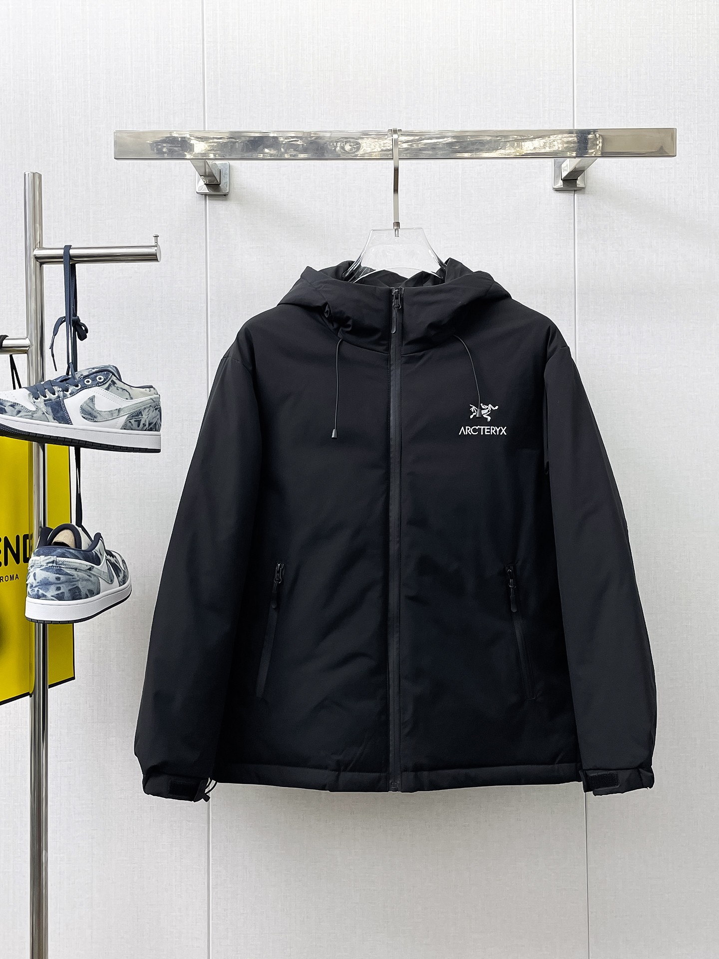 NO:658095,Arc'teryx's 2025 spring and winter new down jacket. This is known as the most expensive down jacket in the world, with 90 down in total. With a classic logo combination, it is full of visual impact at first sight. It has better thermal insulation performance, is light and not heavy, and has good loft recovery after compression, and it can gather heat and lock in temperature!  Personalized color matching design, fresh and energetic!  There are too many versions circulating in the market. In addition to the different fabrics and workmanship, the biggest difference is that the filling is not goose down at all but feather silk or velvet, etc., and it is not easy to distinguish for those who don’t understand. In addition, the fabrics and workmanship are definitely not of the same level. In short, look for us and you will never go astray. All the exclusive full colors are purchased from genuine development. If you understand the quality of our down jackets, you can safely recommend it with your eyes closed. The three standards are complete!  Uniform series for men and women!  Size M-3XL. Maximum wear is 195 pounds.,arc'teryx,down jacket,alexander wang19860909始祖鸟 2025春冬新款羽绒服.这款号称羽绒服届最贵的,全部90绒的.带着经典的Logo组合搭配,第一眼看到就是满满的视觉冲击,保暖性能更出色,轻便不厚重,且压缩后的蓬松度恢复性好,聚热锁温！个性的拼色设计,清新有活力！市面流通的版本实在太多了,除了面料做工不同外,最大的区别就是填充物根本不是鹅绒而是羽丝或手感绒等等,而不懂的根本不容易区分.另外面料和做工也绝对不是一个级别,总之认准我们,让你绝对不跑偏,独家全色全部购入正版开发,懂我们家羽绒服质量的,完全可以放心闭眼推.三标齐全！男女同款系列！码数M-3XL.最大穿到195斤.,arc'teryx,down jacket,alexander wang,Men's clothing