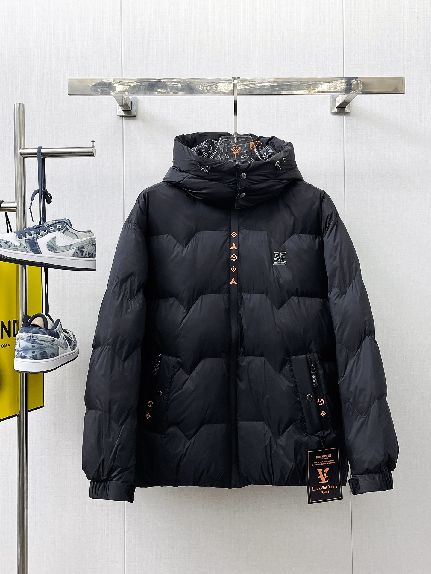 NO:658114,LV three-standard complete 2025ss winter new down jacket, the new product on the show is in perfect condition, comfortable and warm, the color is full and attractive, the design is very outstanding, it can easily enhance the fashion sense, the workmanship is extremely sophisticated and rigorous, and the wiring is neat and meticulous!  A masterpiece from a famous designer!  The upper body does not look bloated and is super handsome!  Available sizes M ~ XXXL,,louis vuitton,jackets & coats,down jacket,alexander wang19860909LV 三标齐全 2025ss冬季新款羽绒棉服外套,秀场新品品相非常完美,舒适保暖,色泽饱满诱人,非常出彩的设计,轻松将时髦感进阶,做工极为考究严谨,走线工整细致！大牌设计师巨作！上身不显臃肿、超级帅气！现货码数M ～ XXXL,,louis vuitton,jackets & coats,down jacket,alexander wang,Men's clothing